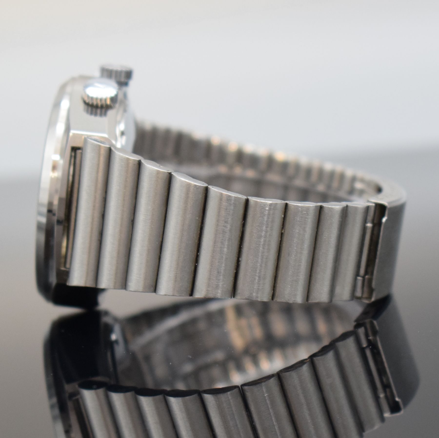 Detail f: DALIL sog. Moslems-Watch gut erhaltene Herrenarmbanduhr mit Kompass, Schweiz um 1975, Automatik, verchr. Gehäuse inkl. Stahl- Band m. Faltschl., ...