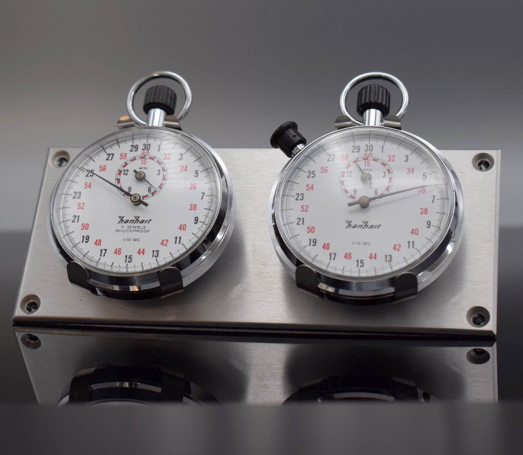 2 HANHART Stoppuhren auf Aluminiumplatte für Motorsport, beide 30/60 Sek.- & 15 Min.- Stoppzähler, 1x m. Additionszähler, Uhren Deutschland um ...