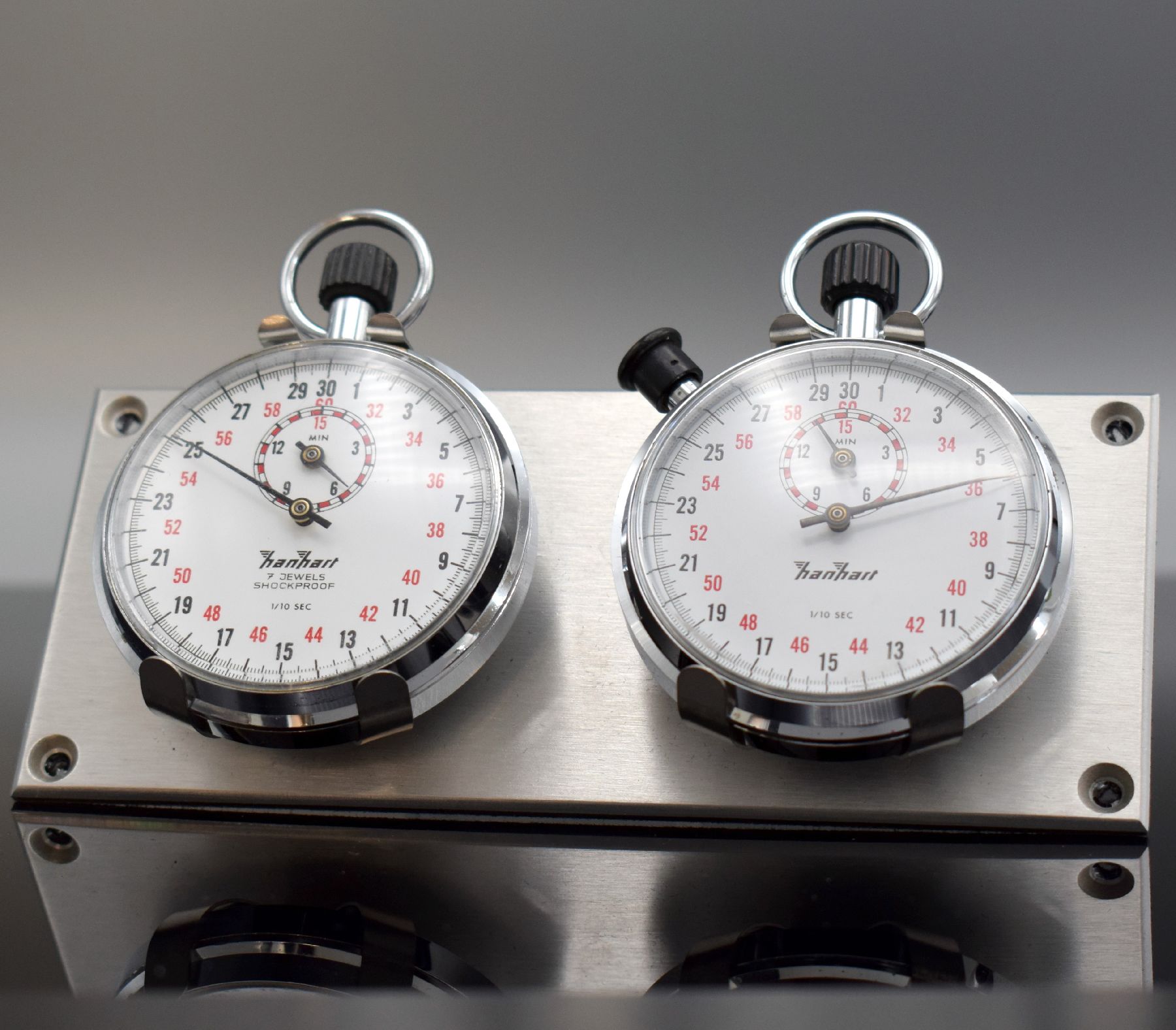 Detail a: 2 HANHART Stoppuhren auf Aluminiumplatte für Motorsport, beide 30/60 Sek.- & 15 Min.- Stoppzähler, 1x m. Additionszähler, Uhren Deutschland um ...