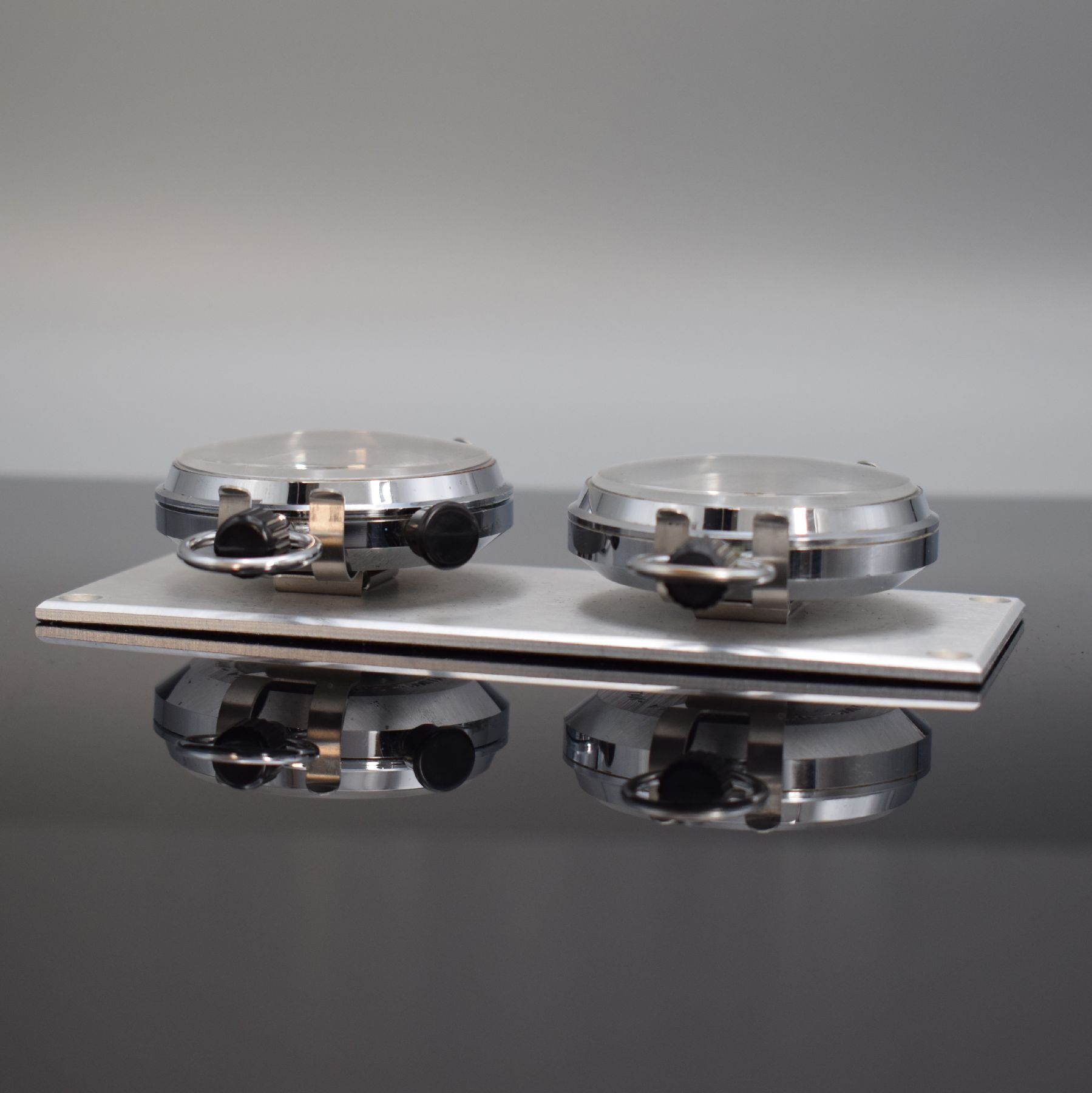 Detail b: 2 HANHART Stoppuhren auf Aluminiumplatte für Motorsport, beide 30/60 Sek.- & 15 Min.- Stoppzähler, 1x m. Additionszähler, Uhren Deutschland um ...