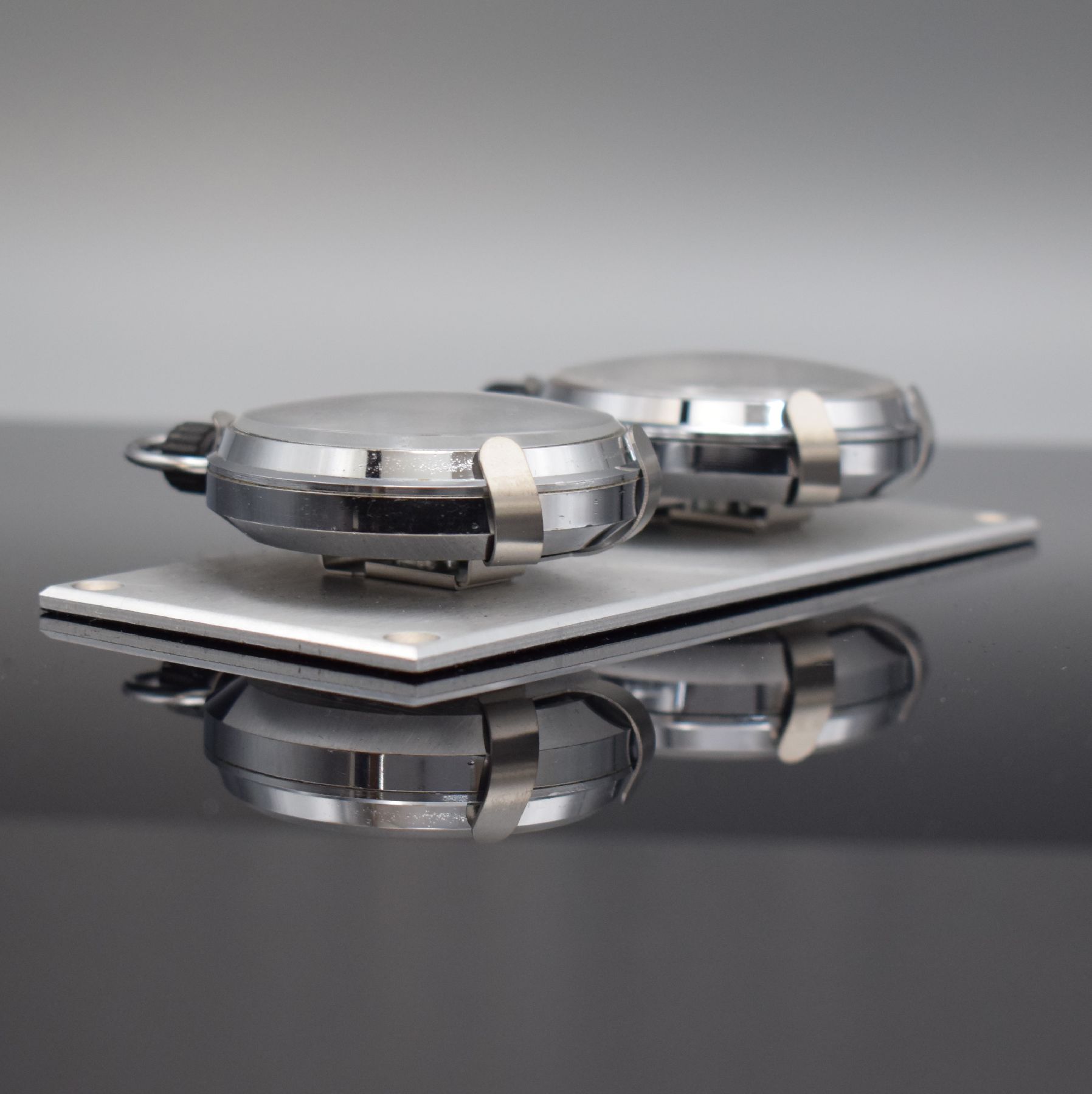 Detail c: 2 HANHART Stoppuhren auf Aluminiumplatte für Motorsport, beide 30/60 Sek.- & 15 Min.- Stoppzähler, 1x m. Additionszähler, Uhren Deutschland um ...