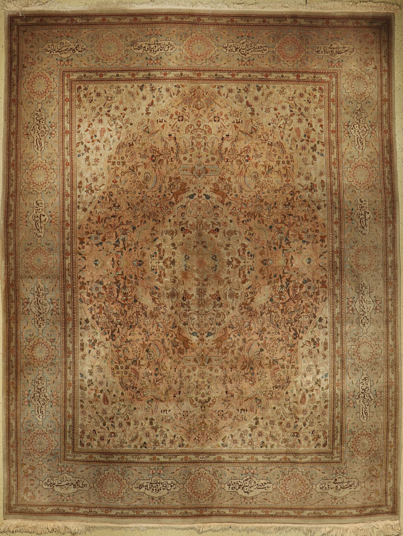 Täbriz Tabatabai alt Signiert, Persien, ca. 60 Jahre alt, Wolle geknüpft auf Baumwolle, ca. 350 x 260 cm, EHZ: 4. Schrift-Kartuschen Bordüre.