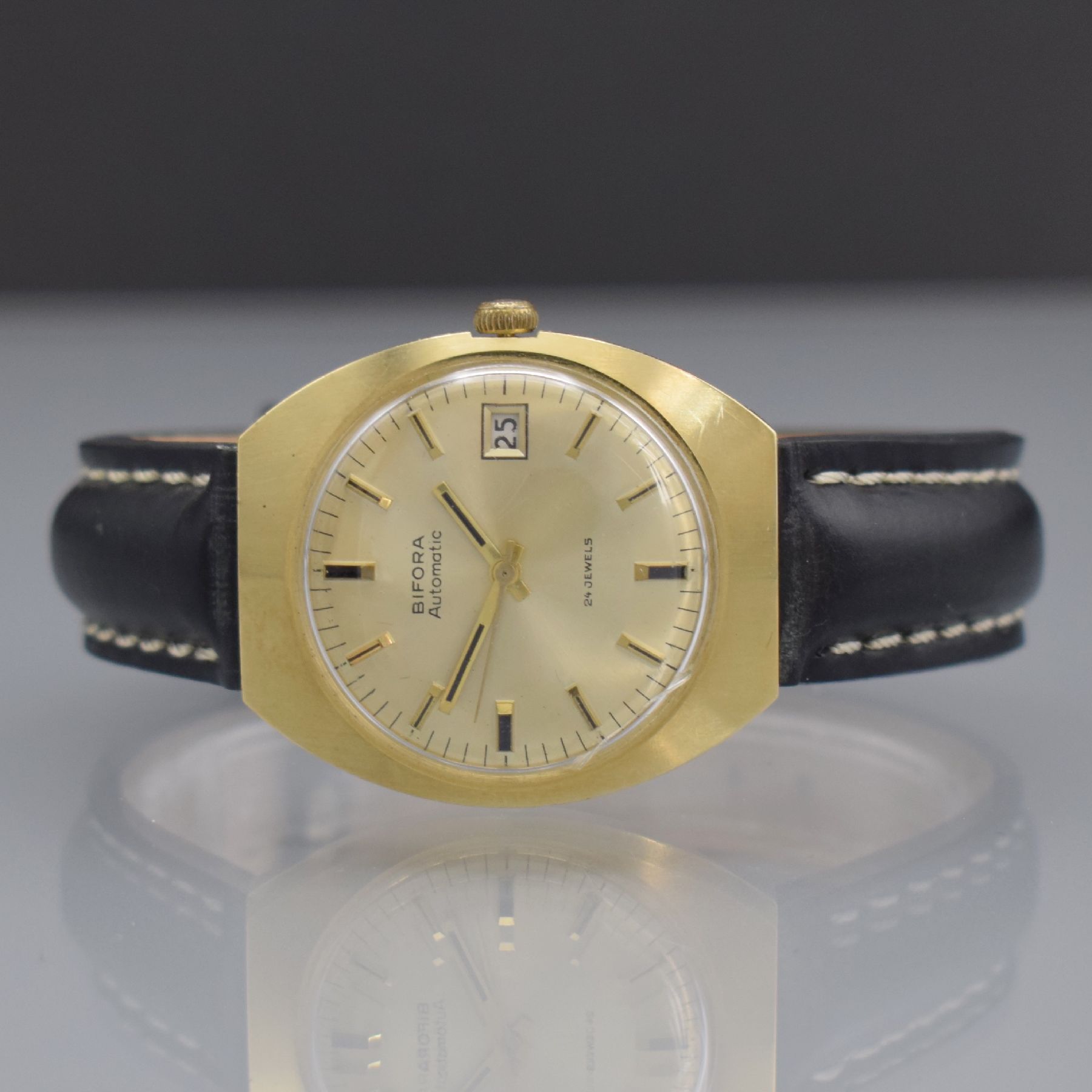 BIFORA Herrenarmbanduhr in GG 585/000, Deutschland um 1970, Automatik, 2-teil. Geh., Boden aufgedr., gold. Zifferbl. m. aufges. Std.-Ind., Datum (zu ...