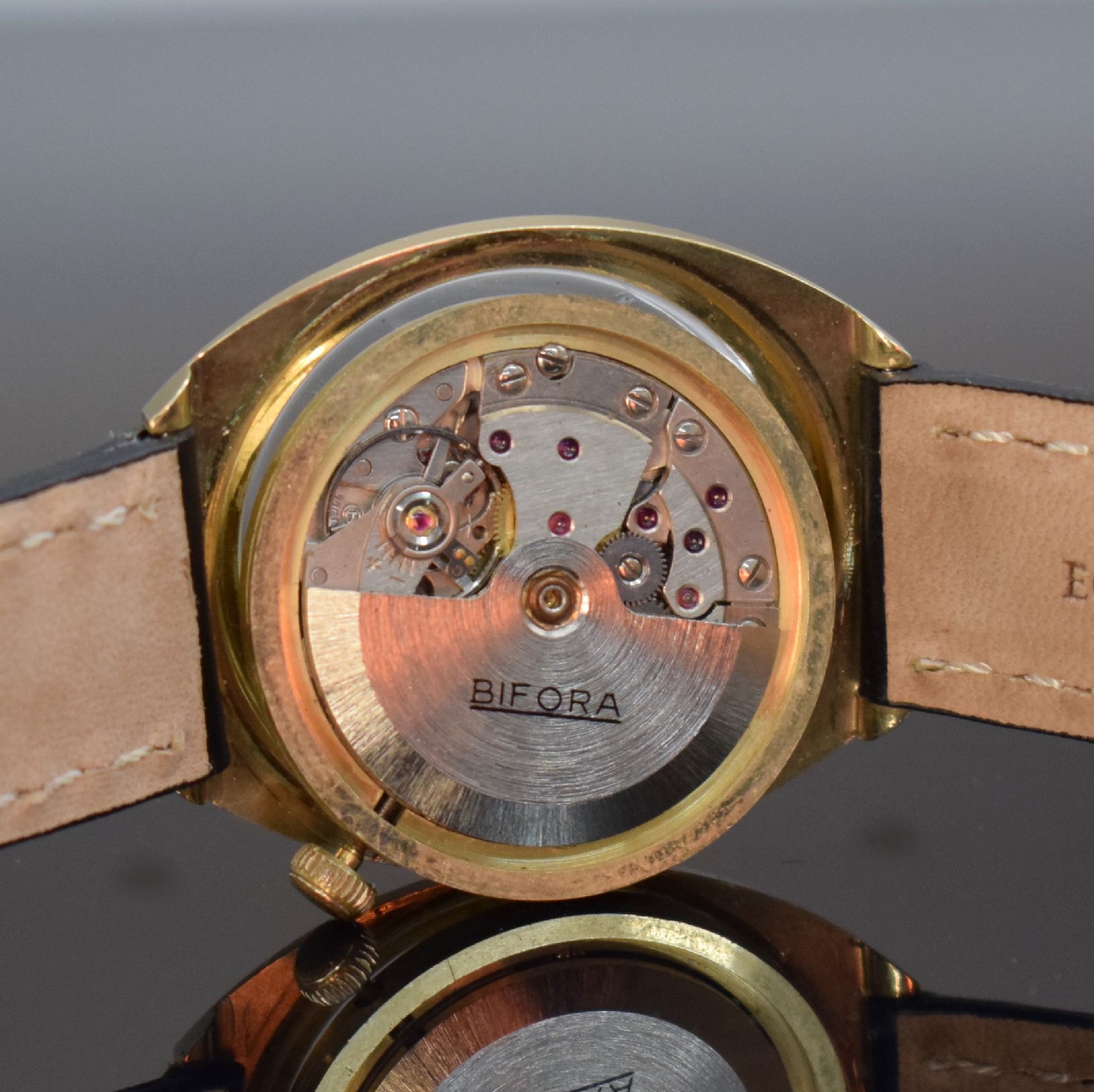 Detail d: BIFORA Herrenarmbanduhr in GG 585/000, Deutschland um 1970, Automatik, 2-teil. Geh., Boden aufgedr., gold. Zifferbl. m. aufges. Std.-Ind., Datum (zu ...