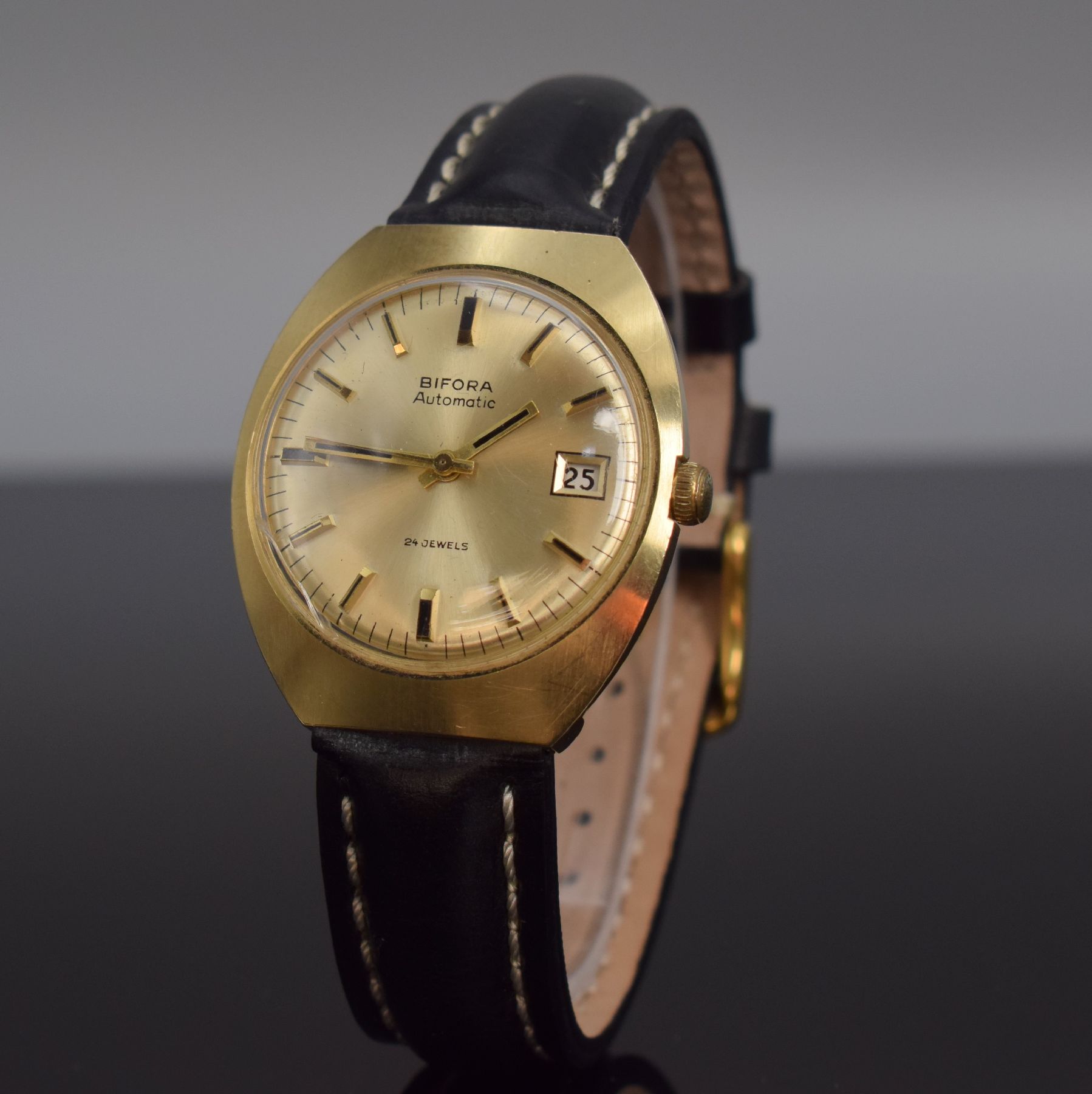 Detail f: BIFORA Herrenarmbanduhr in GG 585/000, Deutschland um 1970, Automatik, 2-teil. Geh., Boden aufgedr., gold. Zifferbl. m. aufges. Std.-Ind., Datum (zu ...