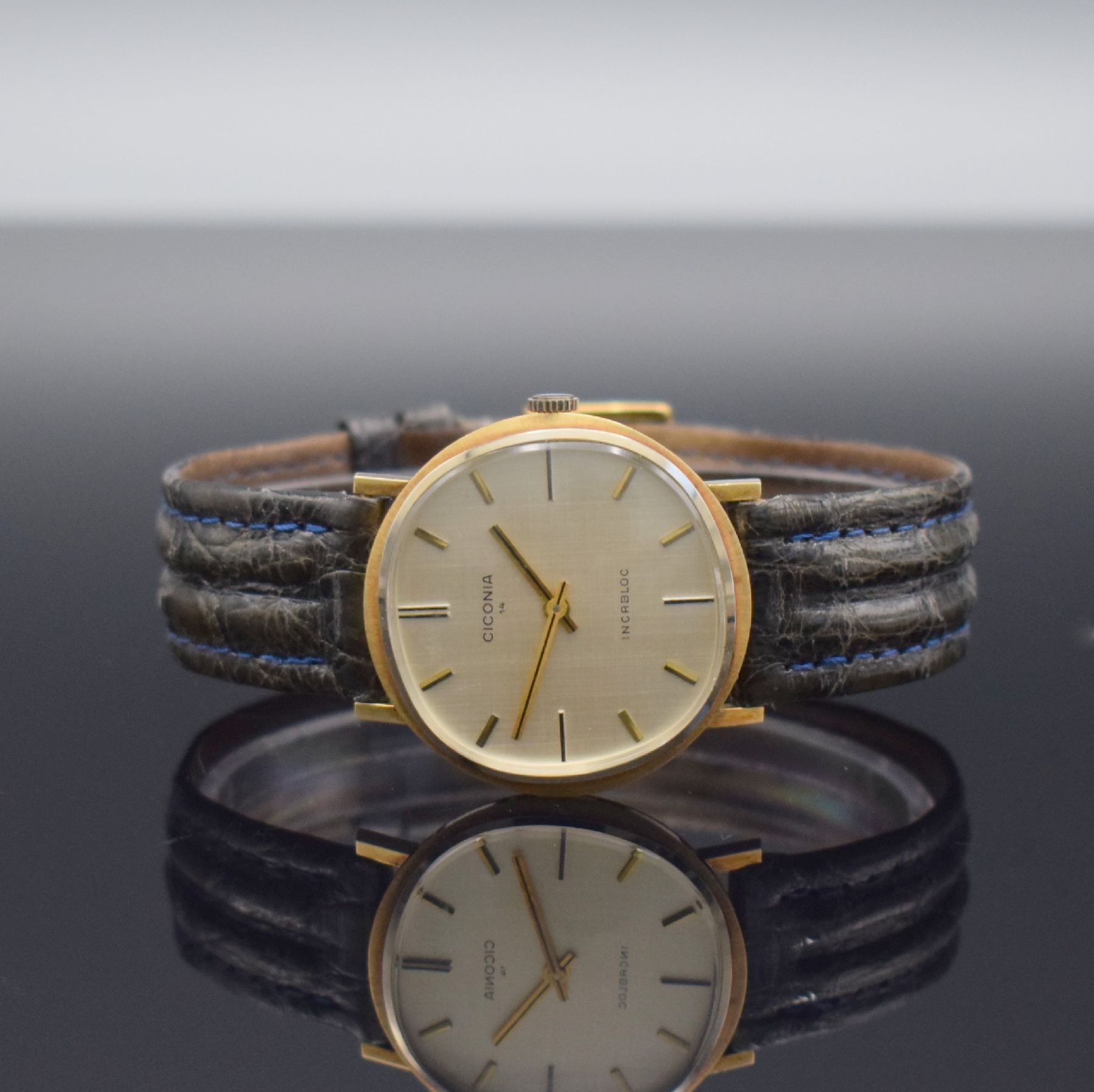 CICONIA Herrenarmbanduhr in GG 585/000, Schweiz um 1970, Handaufzug, 2-teil. Gehäuse, Boden aufgedr., silb. Zifferbl. m. aufges. Std.-Ind., gold. ...