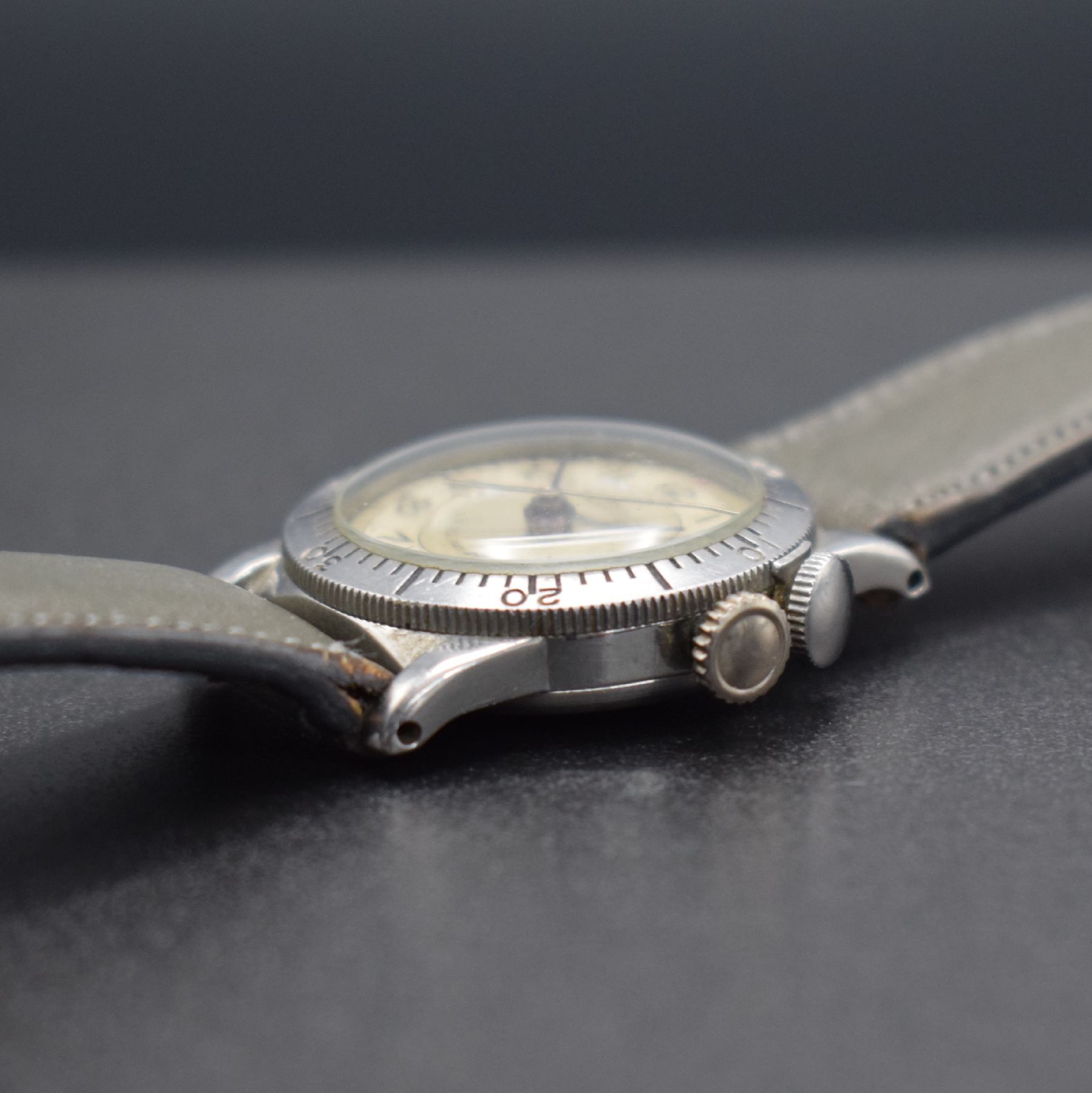 Detail d: WITTNAUER WEEMS seltene Armbanduhr, Schweiz für den US-Markt um 1935, Handaufzug, verchr. Gehäuse, Boden aufgedr., Lünette mit 60er Teilung ...