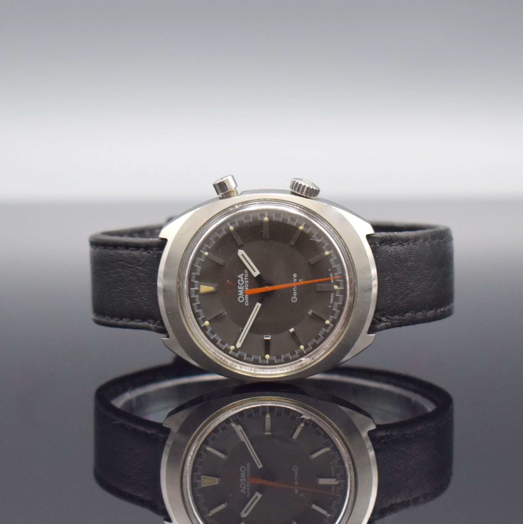 OMEGA Geneve Chronostop Herrenarmbanduhr mit Stopp-Funktion, Schweiz um 1969, Handaufzug, Ref. 145.009, 2-teil. Edelstahlgeh., Boden geschr, graues ...
