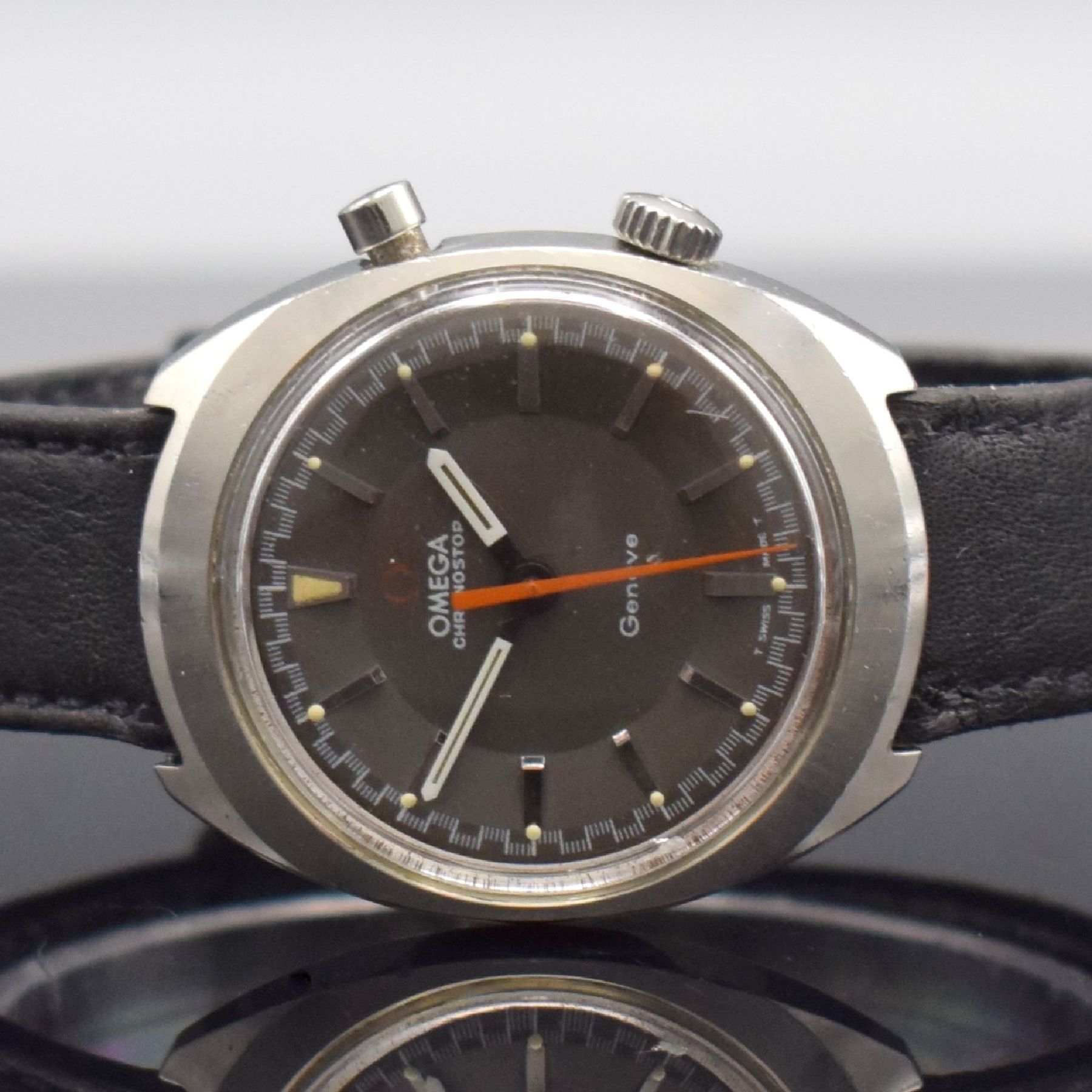 Detail a: OMEGA Geneve Chronostop Herrenarmbanduhr mit Stopp-Funktion, Schweiz um 1969, Handaufzug, Ref. 145.009, 2-teil. Edelstahlgeh., Boden geschr, graues ...