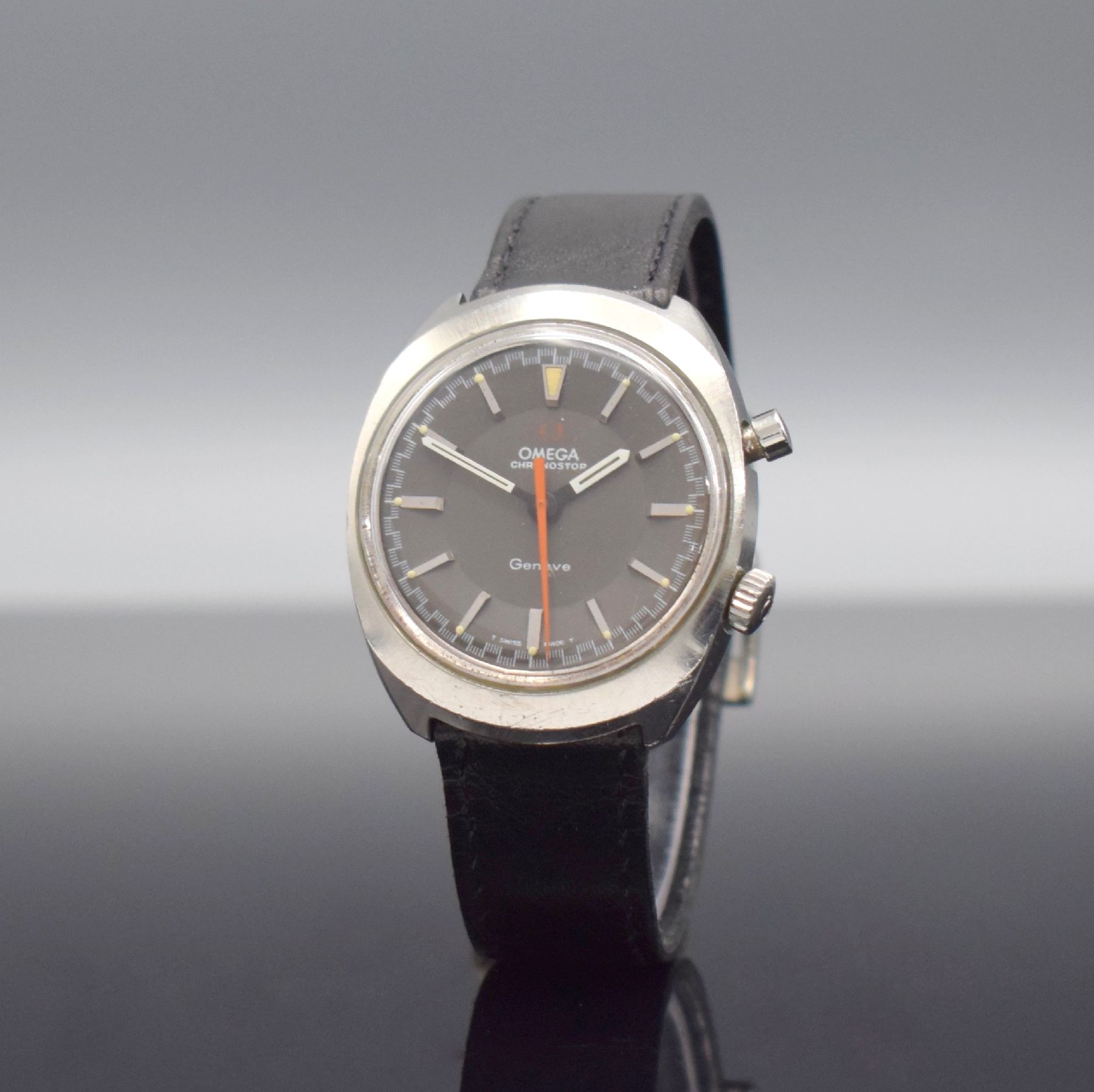 Detail b: OMEGA Geneve Chronostop Herrenarmbanduhr mit Stopp-Funktion, Schweiz um 1969, Handaufzug, Ref. 145.009, 2-teil. Edelstahlgeh., Boden geschr, graues ...
