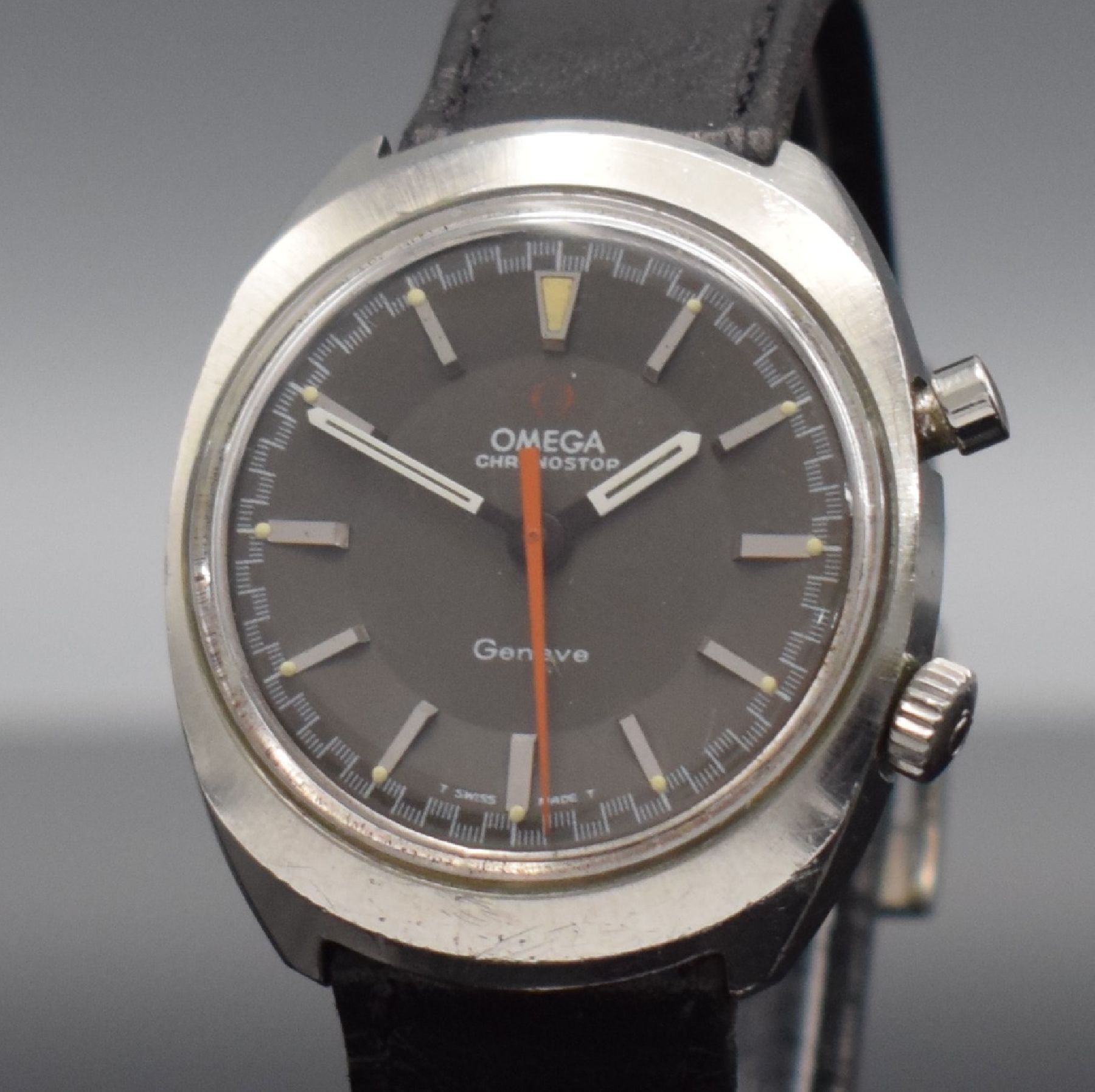 Detail c: OMEGA Geneve Chronostop Herrenarmbanduhr mit Stopp-Funktion, Schweiz um 1969, Handaufzug, Ref. 145.009, 2-teil. Edelstahlgeh., Boden geschr, graues ...