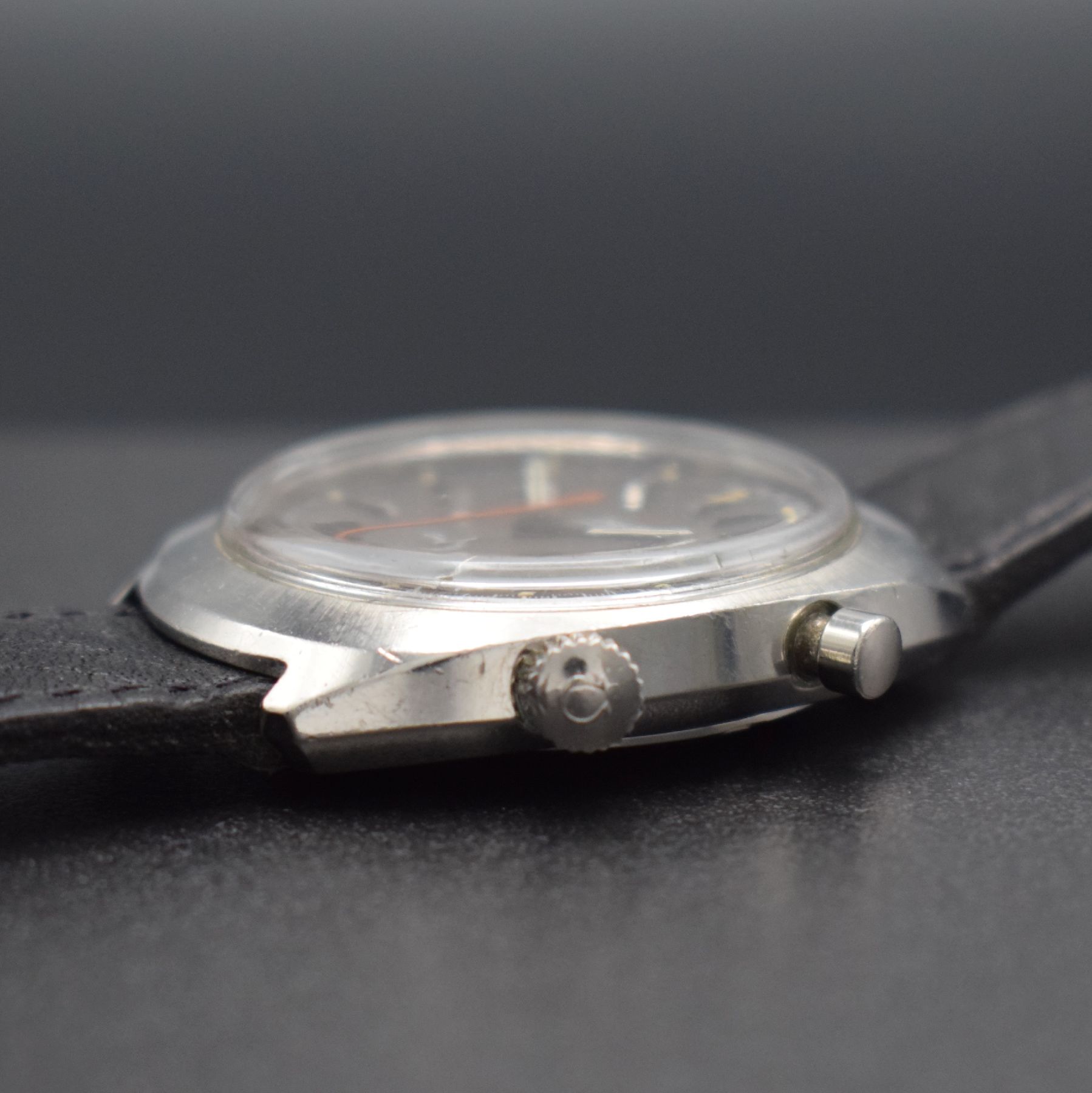 Detail d: OMEGA Geneve Chronostop Herrenarmbanduhr mit Stopp-Funktion, Schweiz um 1969, Handaufzug, Ref. 145.009, 2-teil. Edelstahlgeh., Boden geschr, graues ...