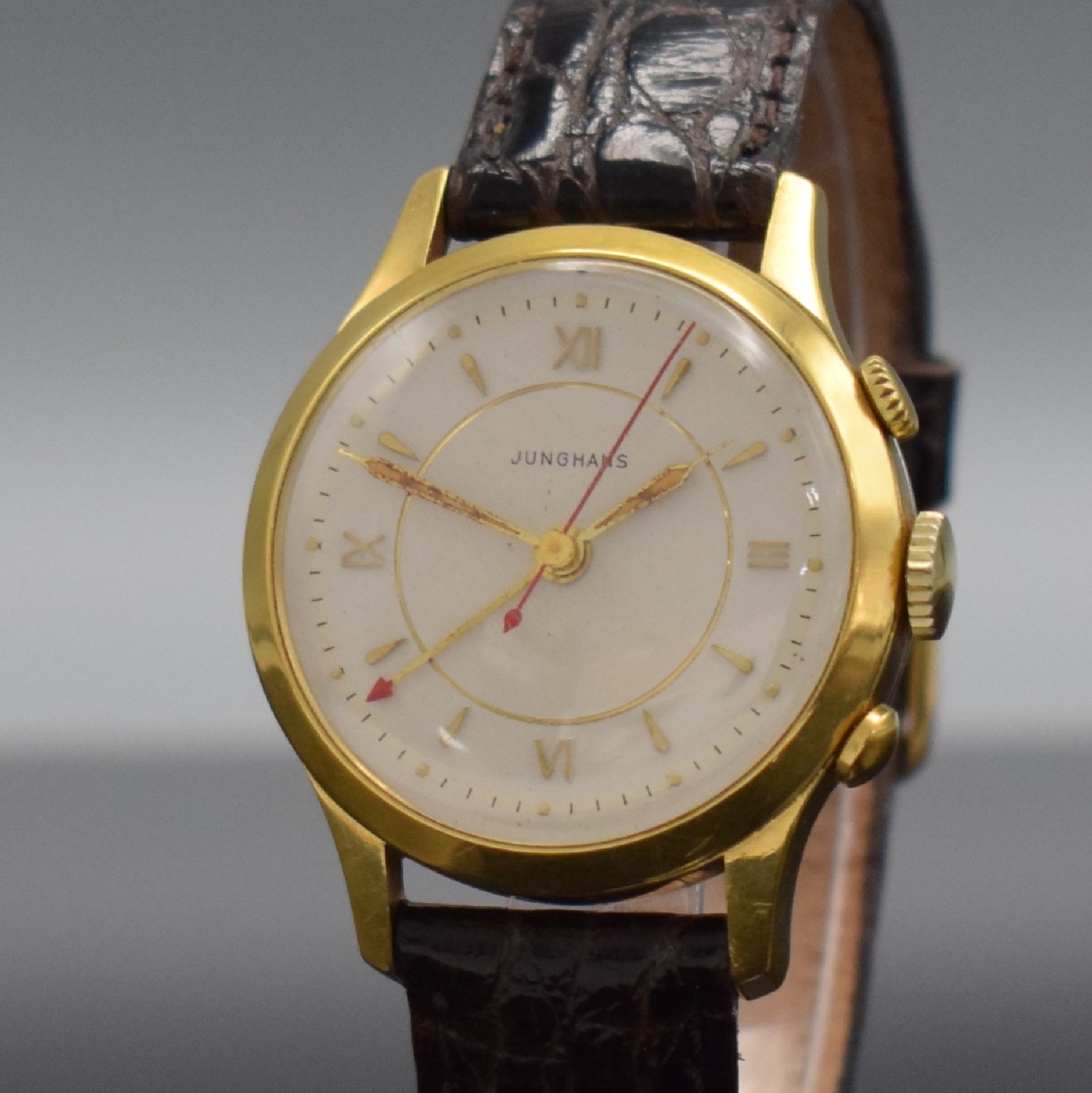 Detail c: JUNGHANS seltene Herrenarmbanduhr mit Wecker Kal. 89, Deutschland um 1962, Handaufzug, verg. Gehäuse, Stahlboden aufgedr., silb. Zifferbl. m. ...