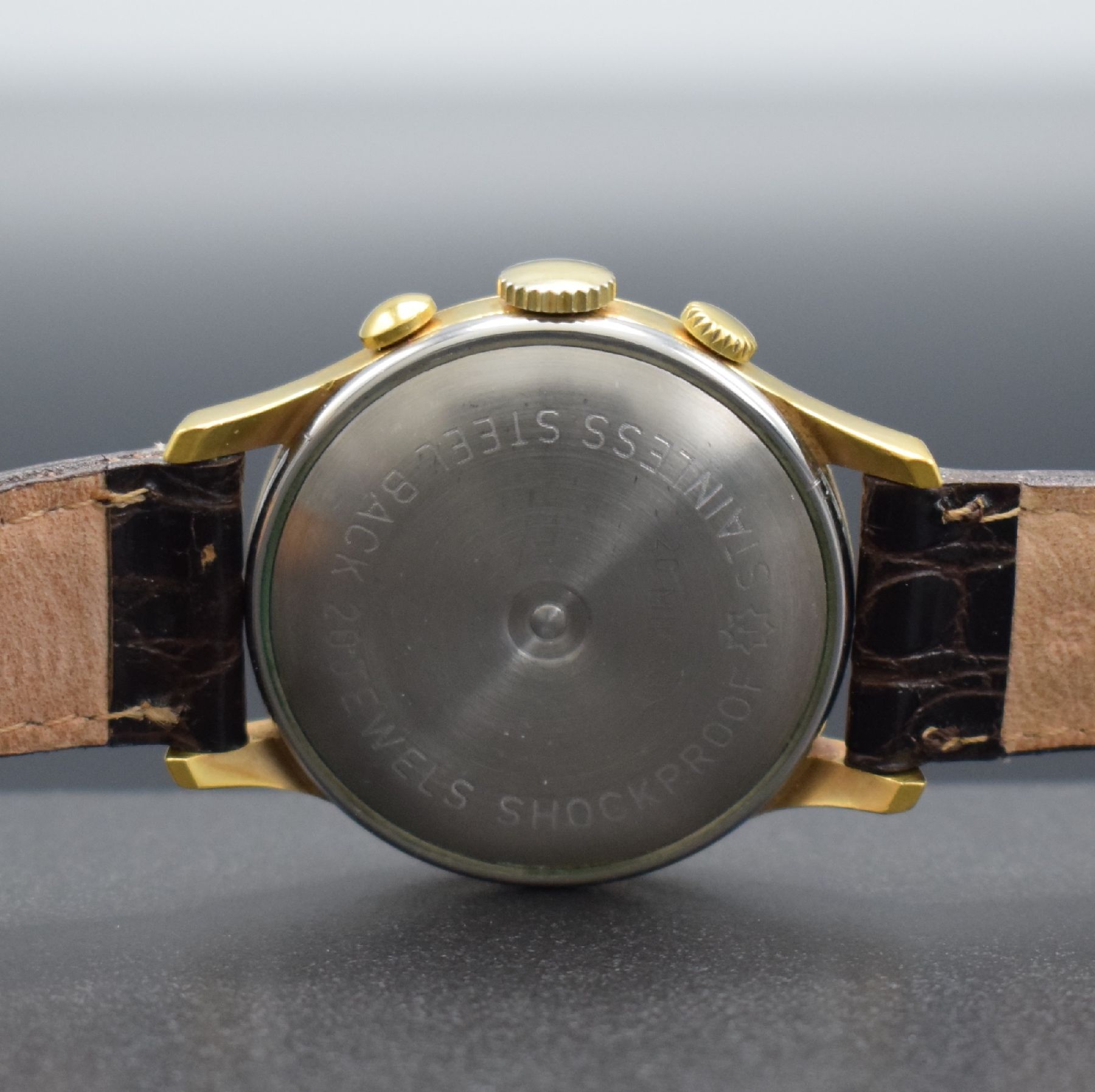 Detail d: JUNGHANS seltene Herrenarmbanduhr mit Wecker Kal. 89, Deutschland um 1962, Handaufzug, verg. Gehäuse, Stahlboden aufgedr., silb. Zifferbl. m. ...