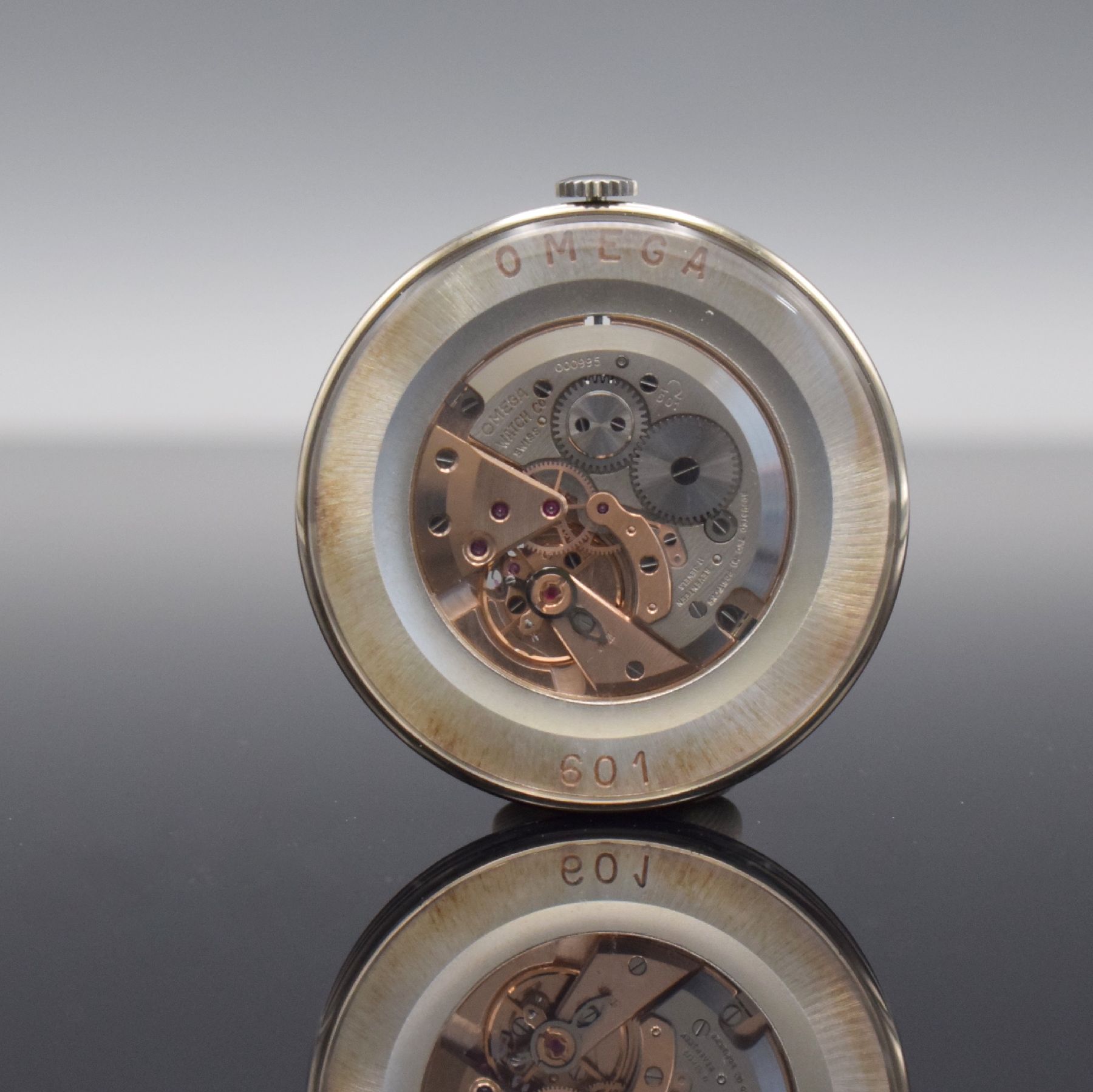 OMEGA seltenes & sammelwürdiges Schauwerk im original Präsentations-Gehäuse Kaliber 601, Schweiz 1960er Jahre, beids. vergl., rotverg. bzw. teils ...