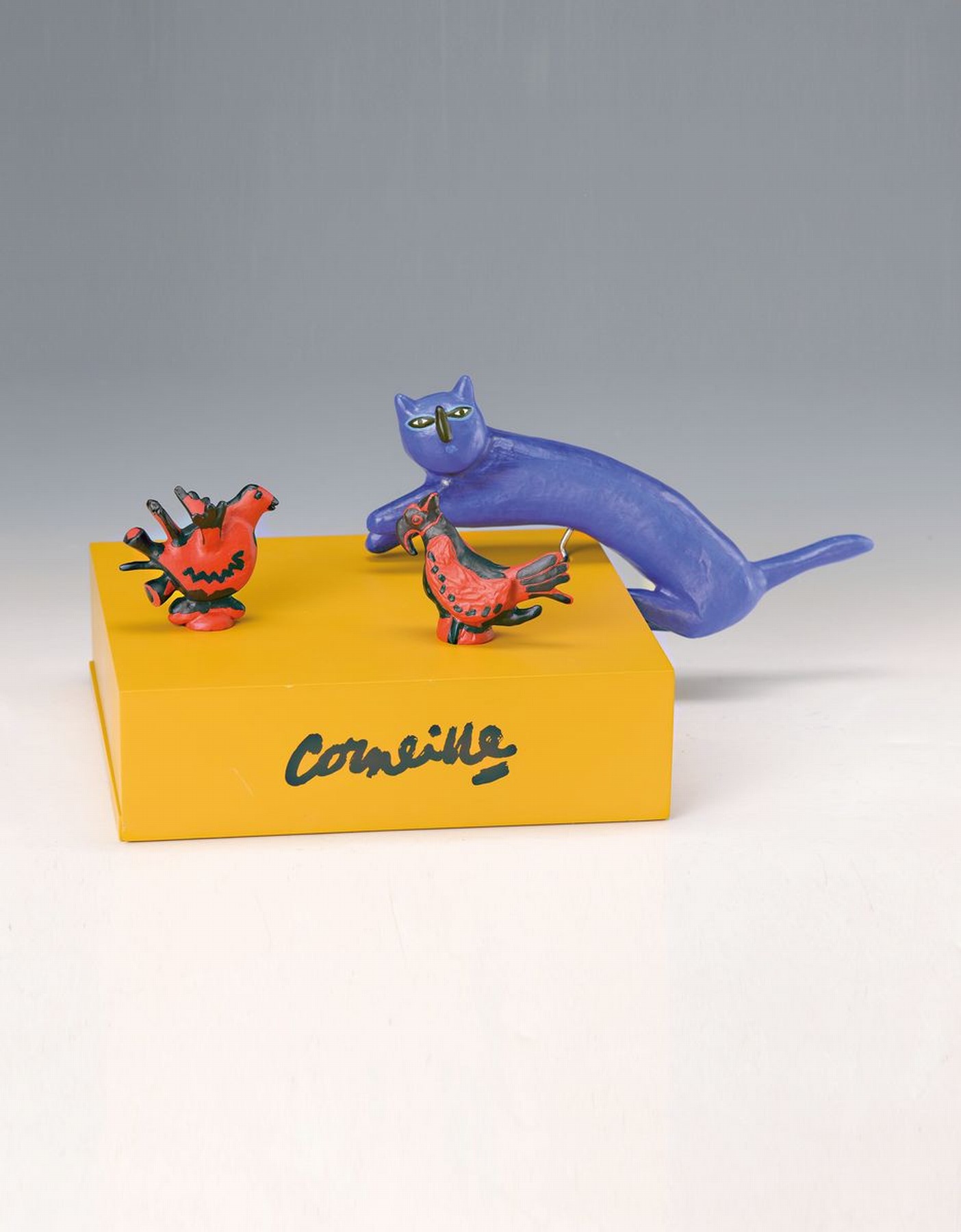 Corneille, 1922 - 2010, Skulptur/ Tire Bouchon/Korkenzieher-Set, Holzkästchen, zwei Flaschenverschlüsse in Vogelform und ein Korkenzieher in ...