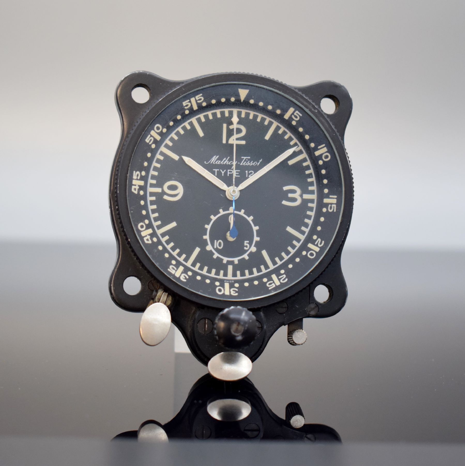 MATHEY-TISSOT TYPE 12 seltene Borduhr mit Flyback-Chronograph Kal. Valjoux 555, Schweiz um 1960, geschwärztes Metallgehäuse, Boden m. ...