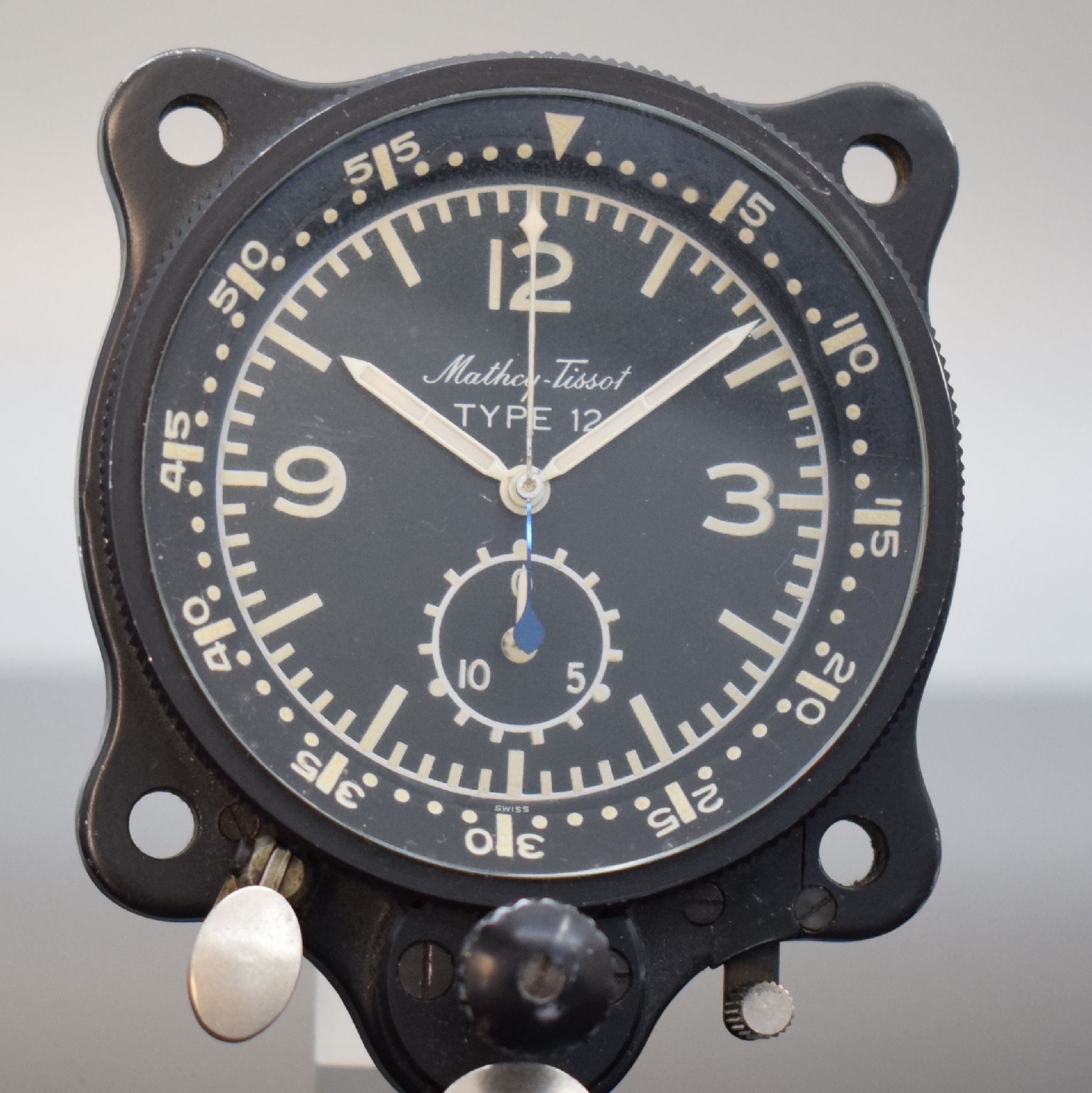 Detail a: MATHEY-TISSOT TYPE 12 seltene Borduhr mit Flyback-Chronograph Kal. Valjoux 555, Schweiz um 1960, geschwärztes Metallgehäuse, Boden m. ...