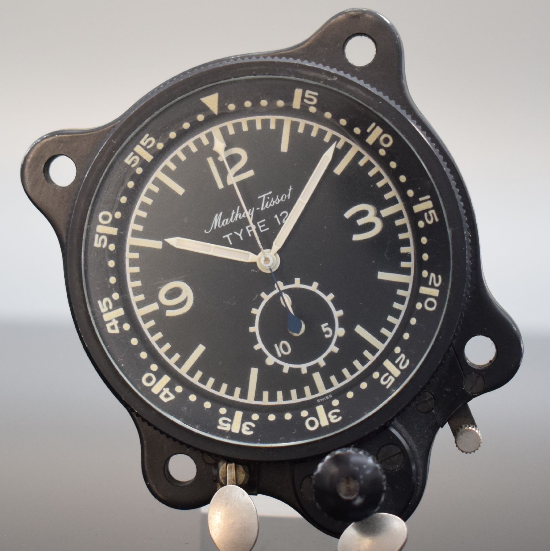 Detail b: MATHEY-TISSOT TYPE 12 seltene Borduhr mit Flyback-Chronograph Kal. Valjoux 555, Schweiz um 1960, geschwärztes Metallgehäuse, Boden m. ...
