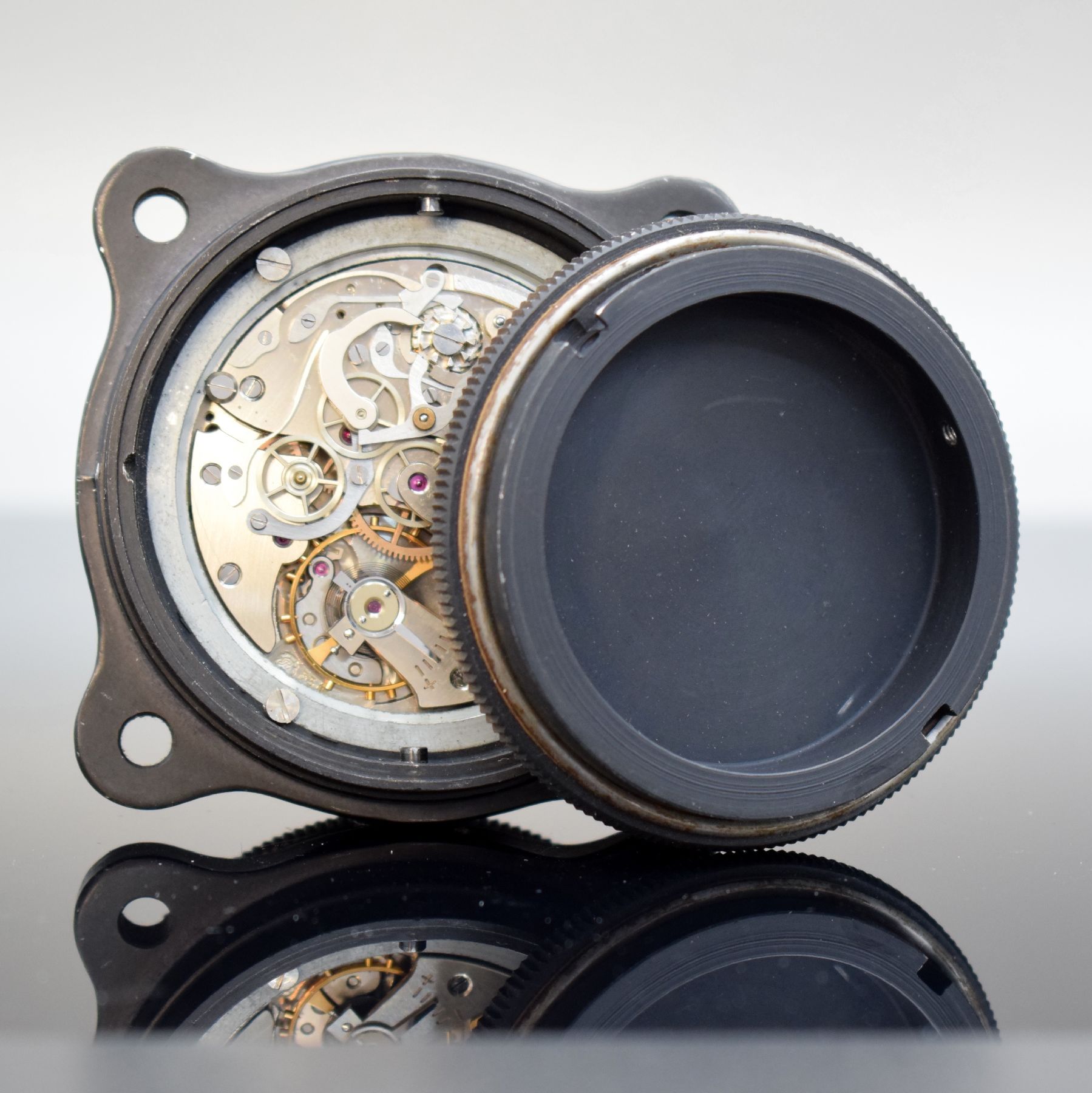 Detail l: MATHEY-TISSOT TYPE 12 seltene Borduhr mit Flyback-Chronograph Kal. Valjoux 555, Schweiz um 1960, geschwärztes Metallgehäuse, Boden m. ...