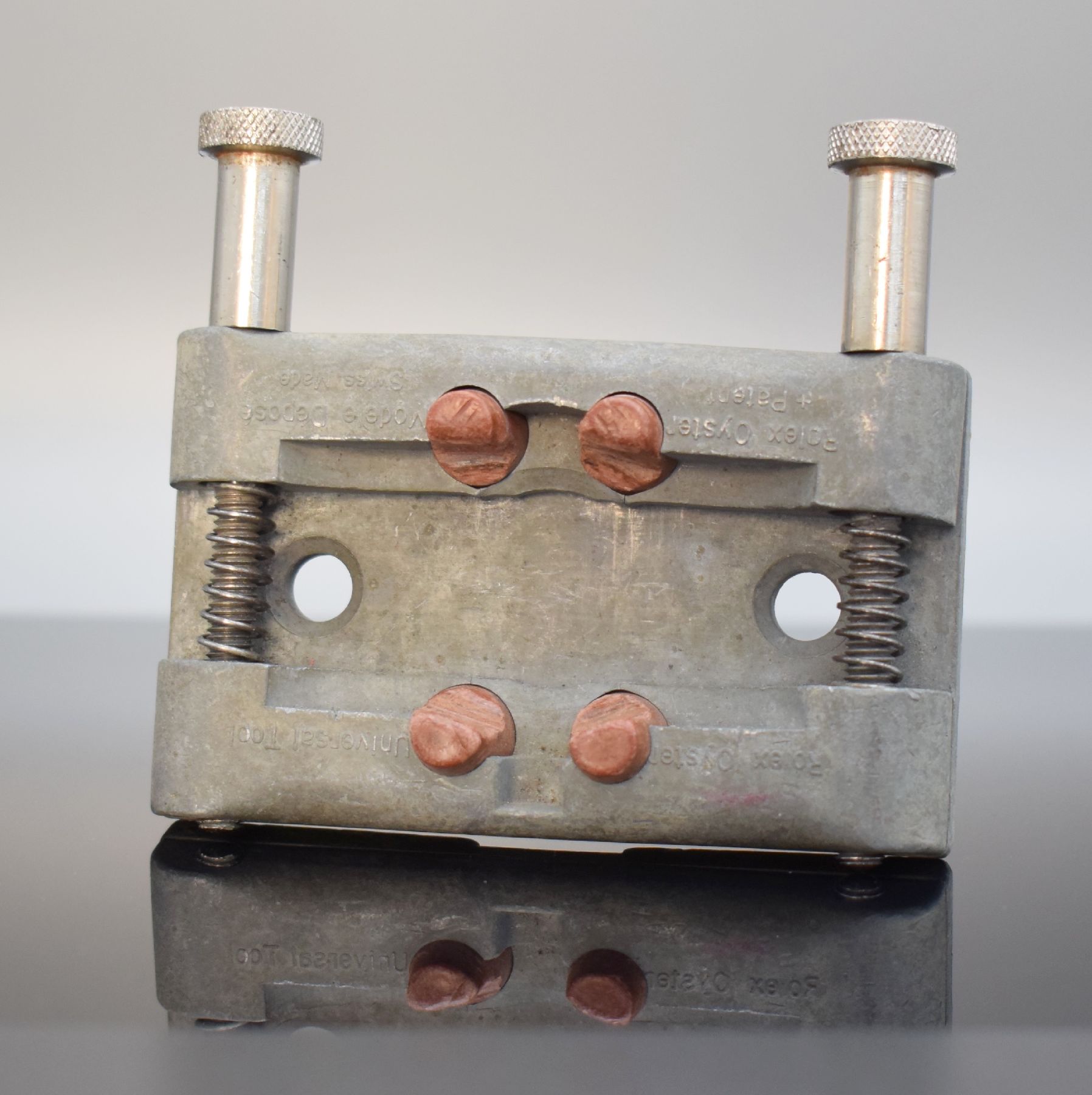 ROLEX Oyster Universal Tool Gehäuse-Halterung, Schweiz um 1960, patentiertes Modell, massive Ausführung aus Metall, stufenlos einstellbar, o. ...