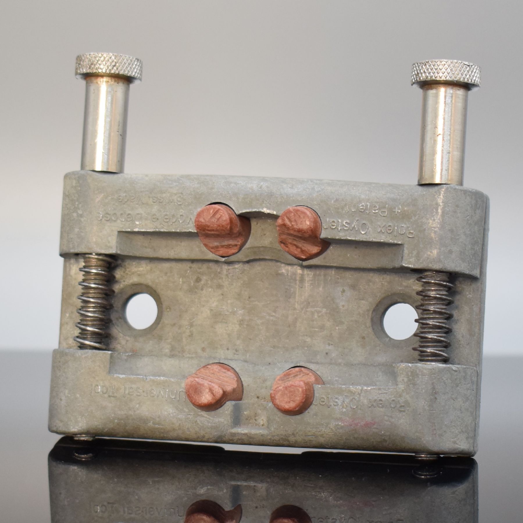 Detail a: ROLEX Oyster Universal Tool Gehäuse-Halterung, Schweiz um 1960, patentiertes Modell, massive Ausführung aus Metall, stufenlos einstellbar, o. ...