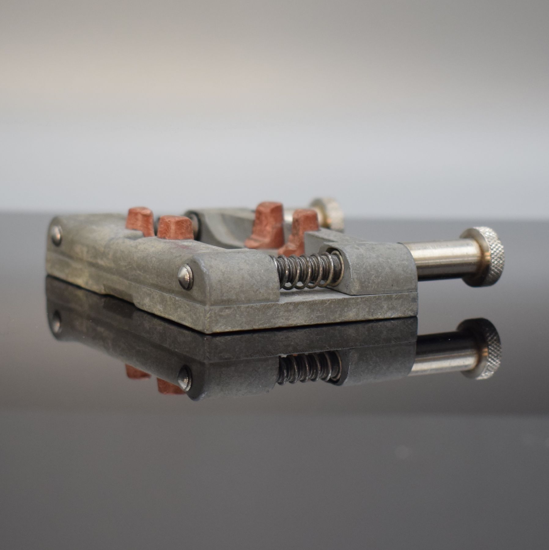 Detail d: ROLEX Oyster Universal Tool Gehäuse-Halterung, Schweiz um 1960, patentiertes Modell, massive Ausführung aus Metall, stufenlos einstellbar, o. ...