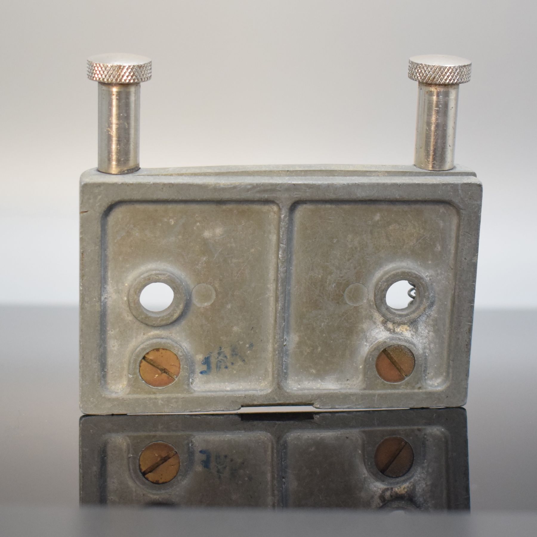 Detail f: ROLEX Oyster Universal Tool Gehäuse-Halterung, Schweiz um 1960, patentiertes Modell, massive Ausführung aus Metall, stufenlos einstellbar, o. ...