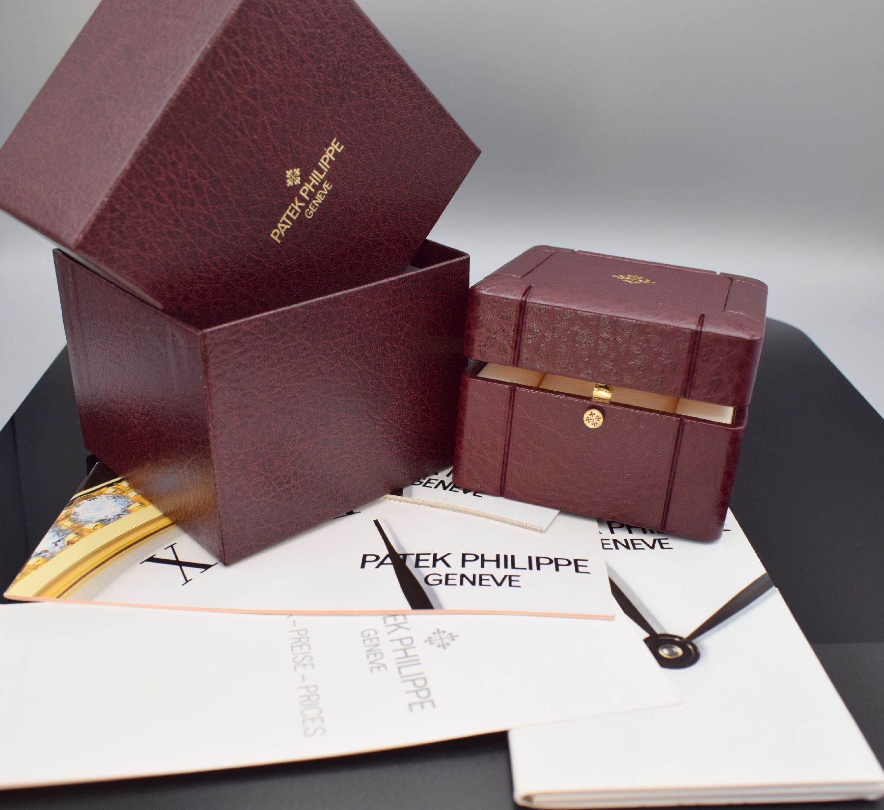 PATEK PHILIPPE Uhrbox mit Umkarton & Verkaufsprospekt mit Preisliste 04/1994, Schweiz 1990er Jahre, interessantes Nachschlagewerk für versch. ...