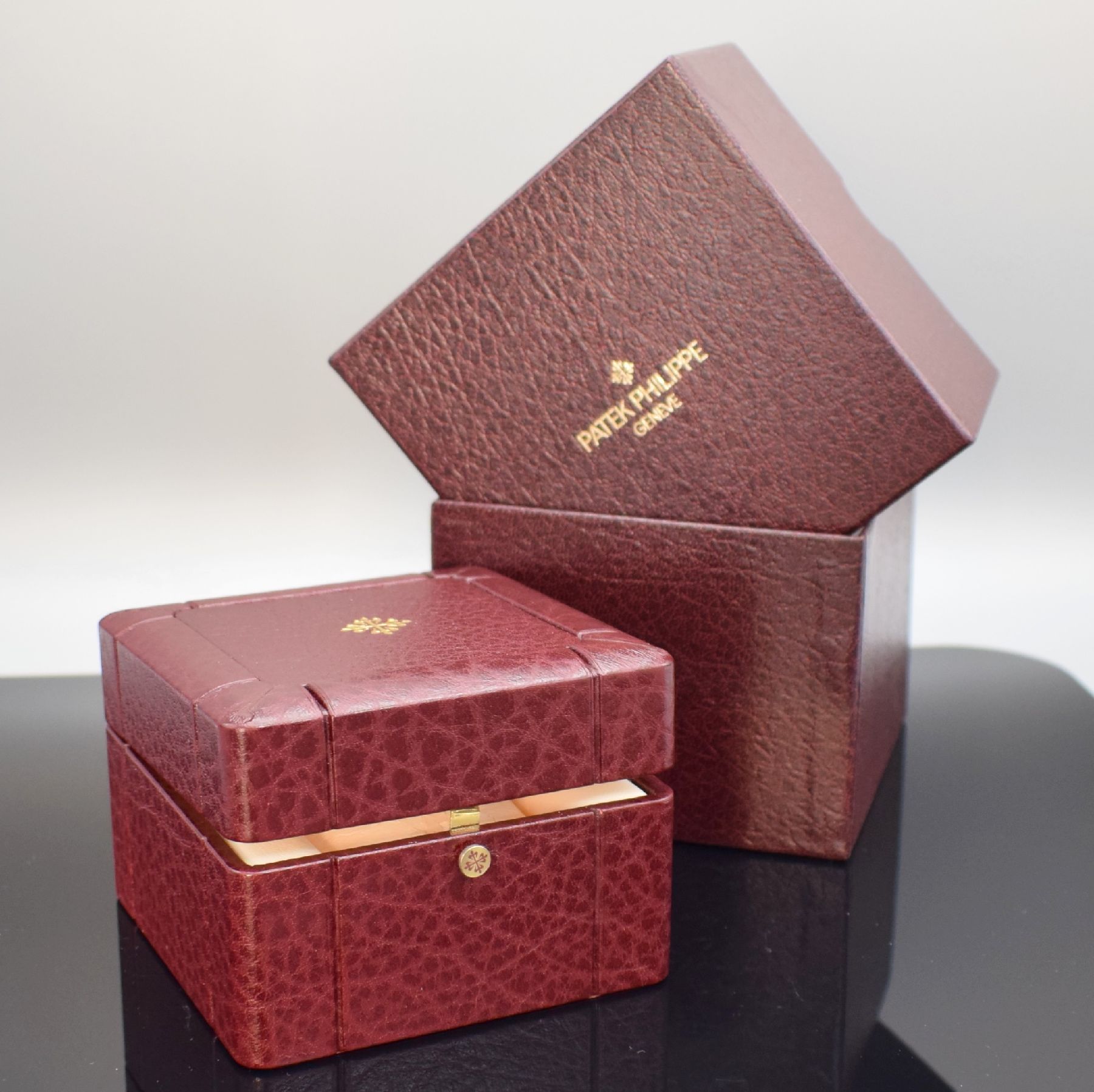 Detail a: PATEK PHILIPPE Uhrbox mit Umkarton & Verkaufsprospekt mit Preisliste 04/1994, Schweiz 1990er Jahre, interessantes Nachschlagewerk für versch. ...