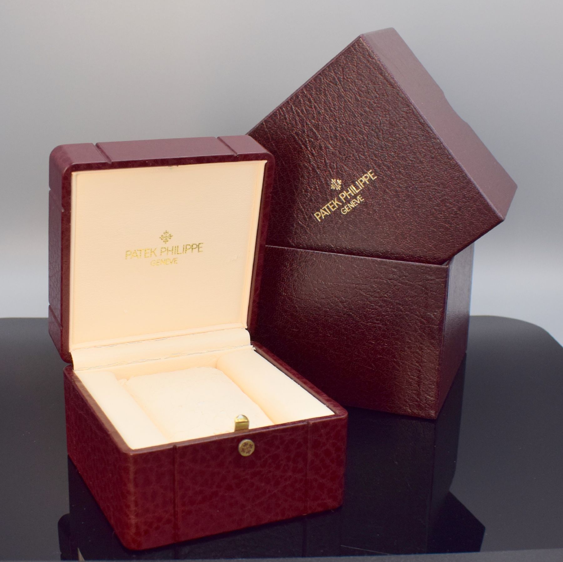 Detail b: PATEK PHILIPPE Uhrbox mit Umkarton & Verkaufsprospekt mit Preisliste 04/1994, Schweiz 1990er Jahre, interessantes Nachschlagewerk für versch. ...