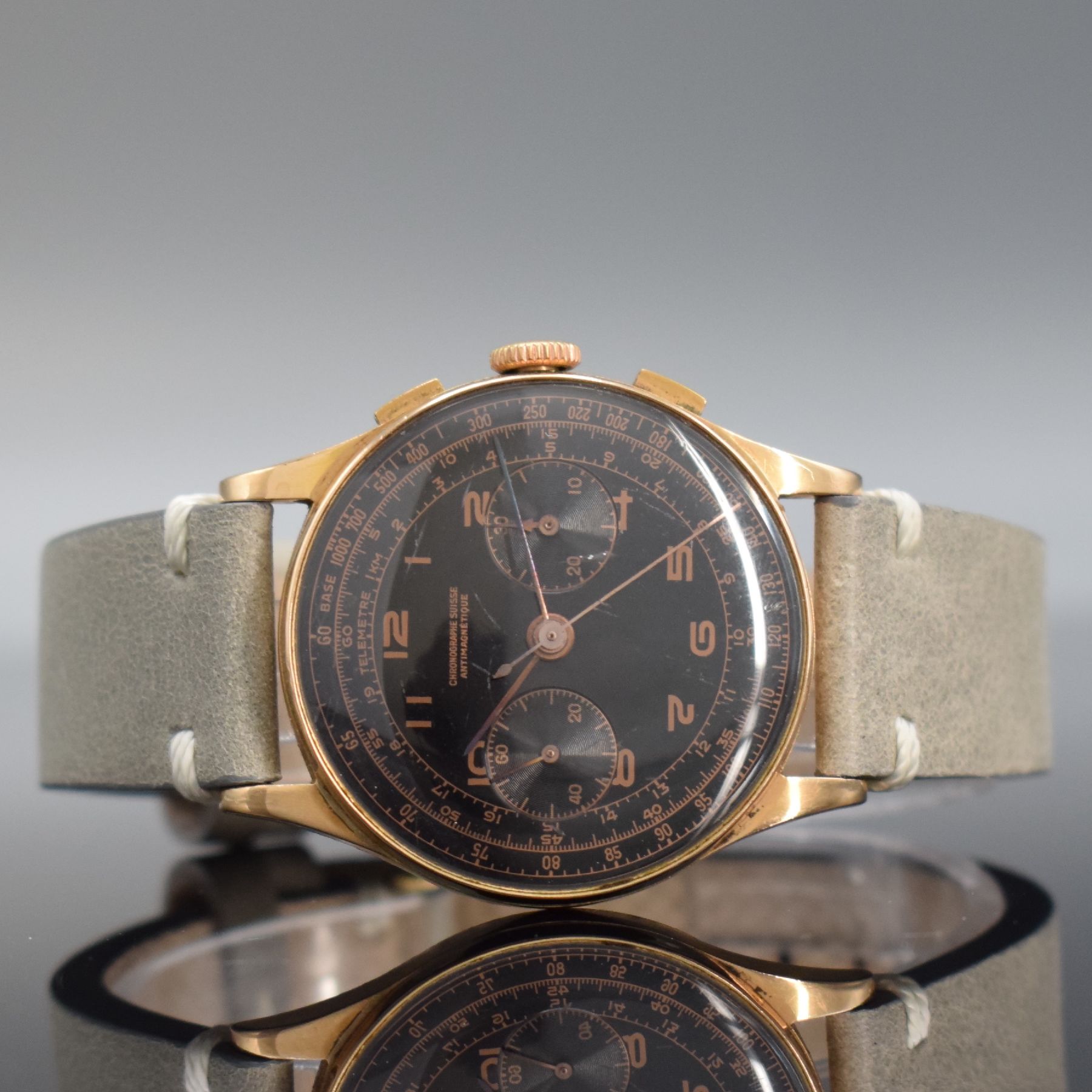 CHRONOGRAPHE SUISSE Herrenarmbanduhr mit Chronograph in RG 750/000, Schweiz um 1950, Handaufzug, Geh. l. dell., Boden, Glasrand & Cuvette aufgedr., ...