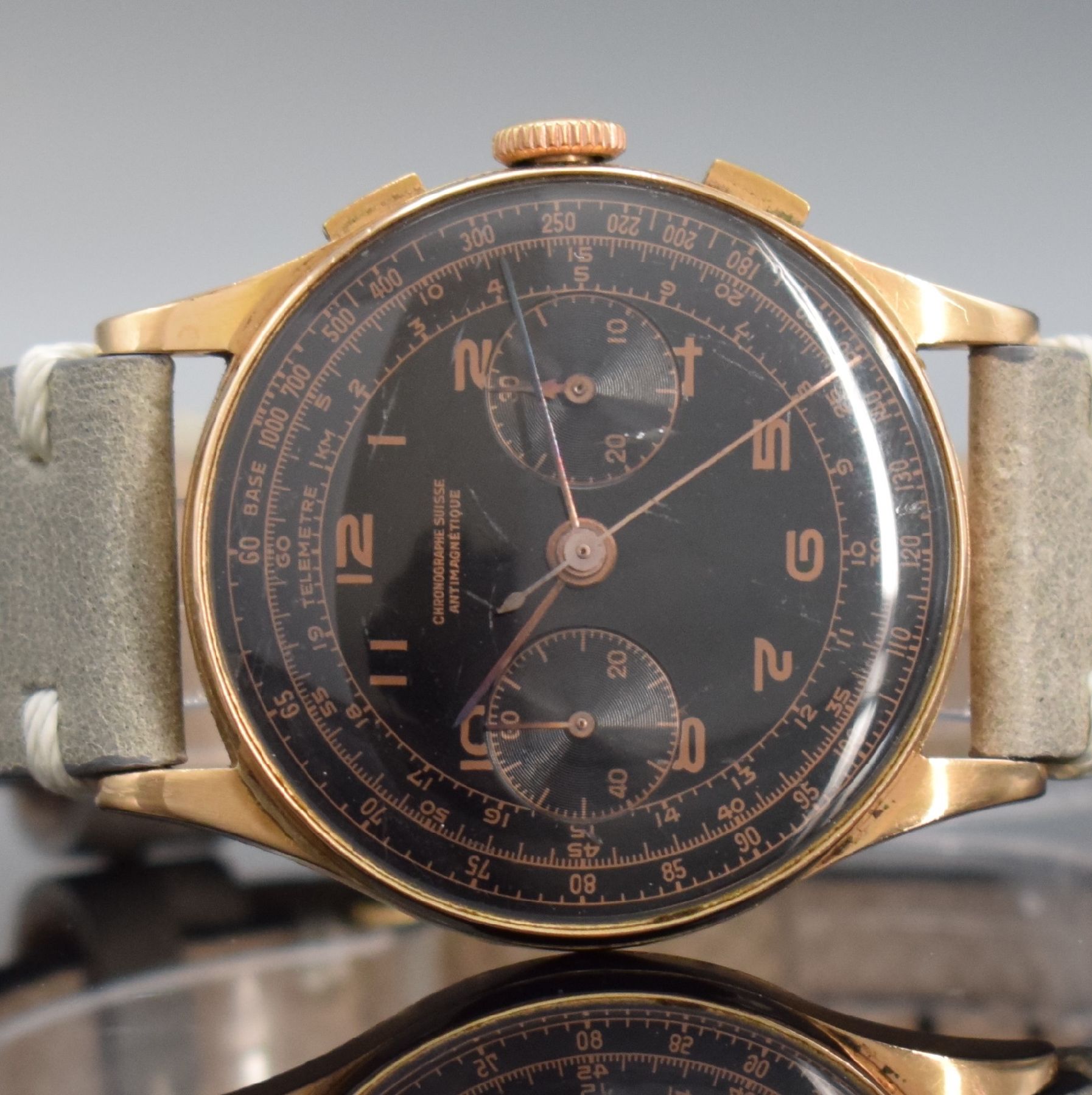Detail a: CHRONOGRAPHE SUISSE Herrenarmbanduhr mit Chronograph in RG 750/000, Schweiz um 1950, Handaufzug, Geh. l. dell., Boden, Glasrand & Cuvette aufgedr., ...