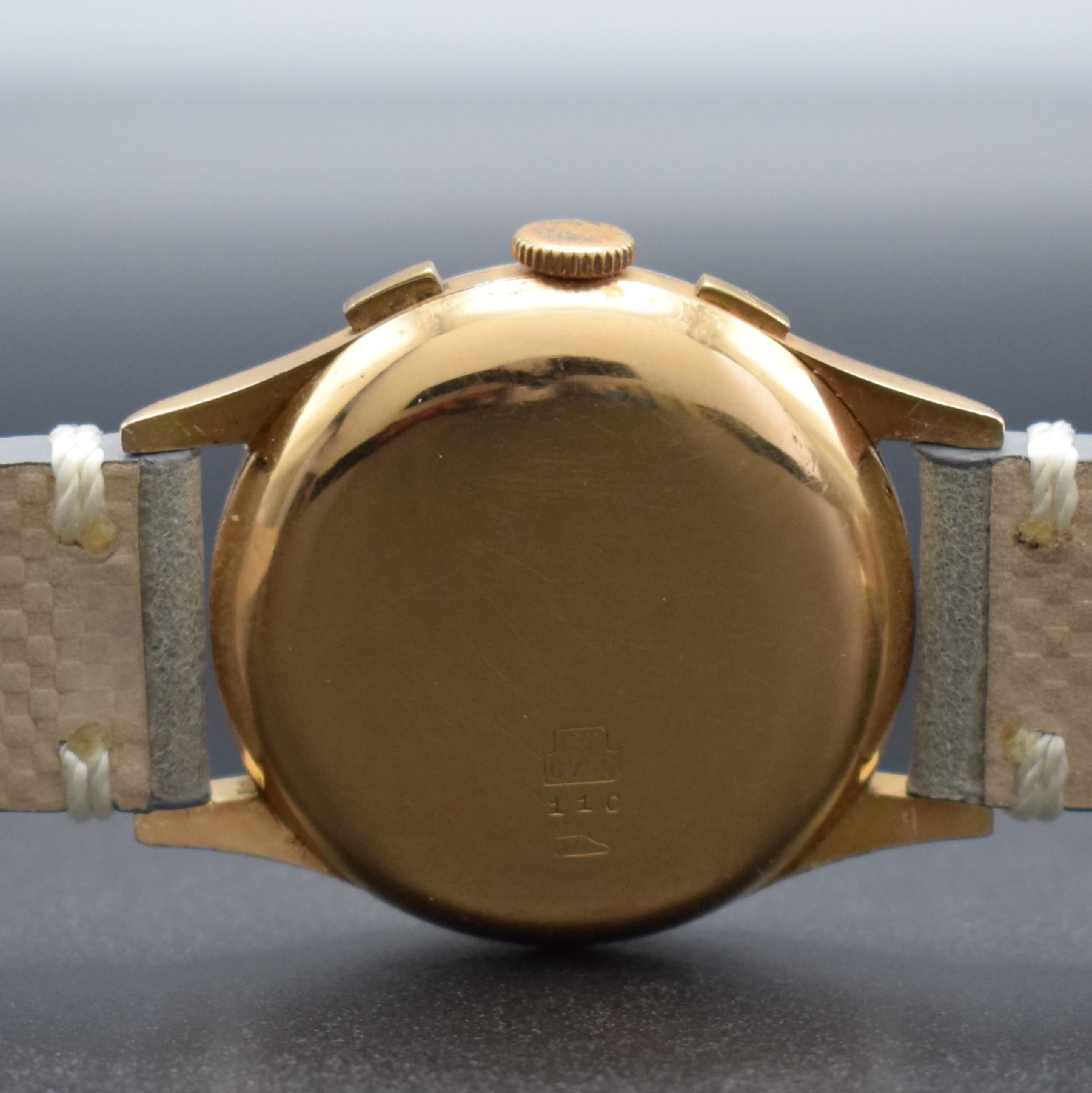 Detail d: CHRONOGRAPHE SUISSE Herrenarmbanduhr mit Chronograph in RG 750/000, Schweiz um 1950, Handaufzug, Geh. l. dell., Boden, Glasrand & Cuvette aufgedr., ...