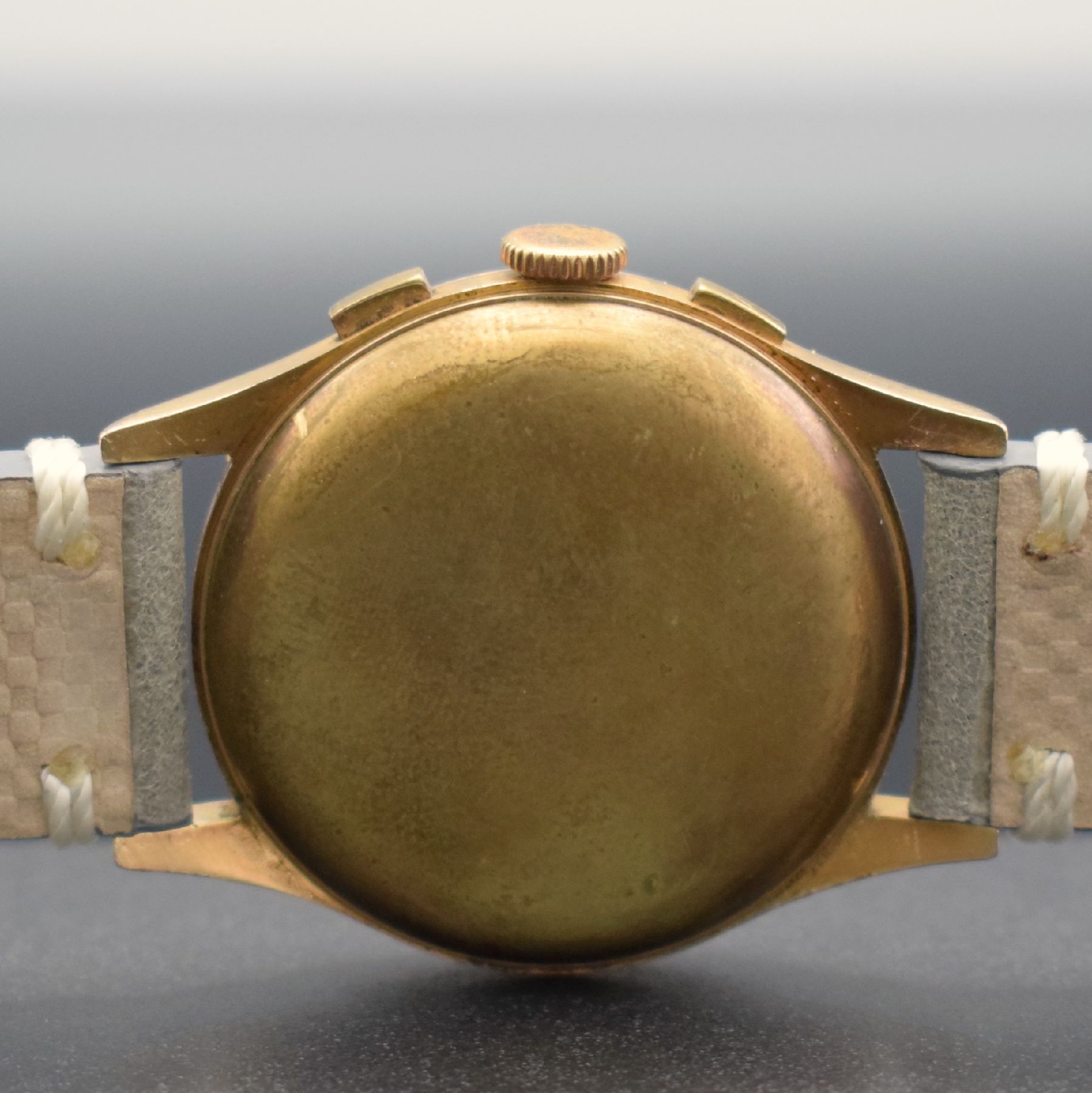 Detail e: CHRONOGRAPHE SUISSE Herrenarmbanduhr mit Chronograph in RG 750/000, Schweiz um 1950, Handaufzug, Geh. l. dell., Boden, Glasrand & Cuvette aufgedr., ...