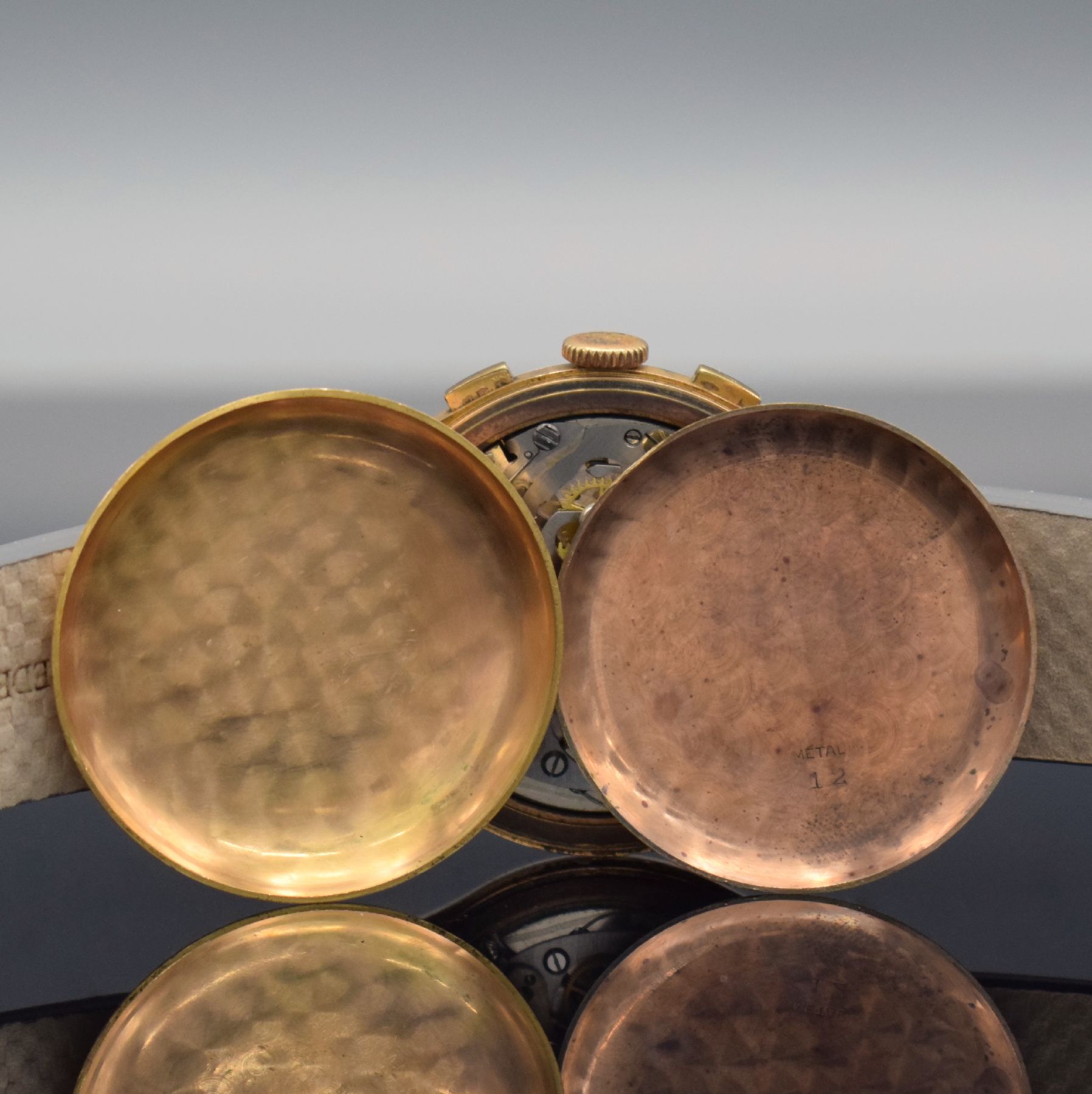 Detail g: CHRONOGRAPHE SUISSE Herrenarmbanduhr mit Chronograph in RG 750/000, Schweiz um 1950, Handaufzug, Geh. l. dell., Boden, Glasrand & Cuvette aufgedr., ...