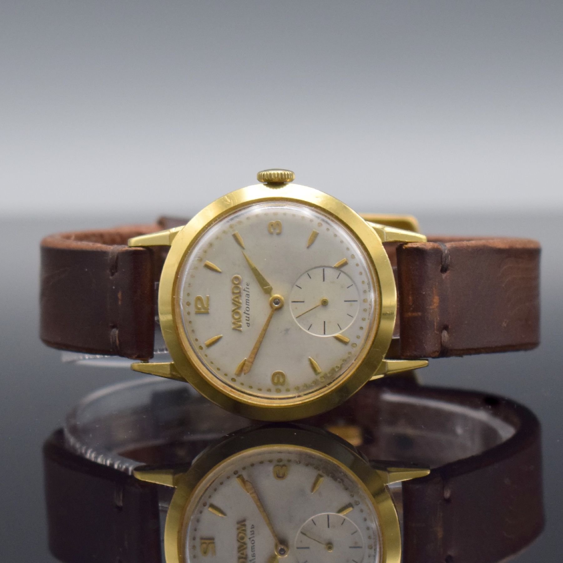 MOVADO Herrenarmbanduhr in GG 750/000 mit Hammerautomatik, Schweiz um 1950, Boden & Metallcuvette aufgedr., silb. Zifferbl. m. arab. Zahlen & gold. ...