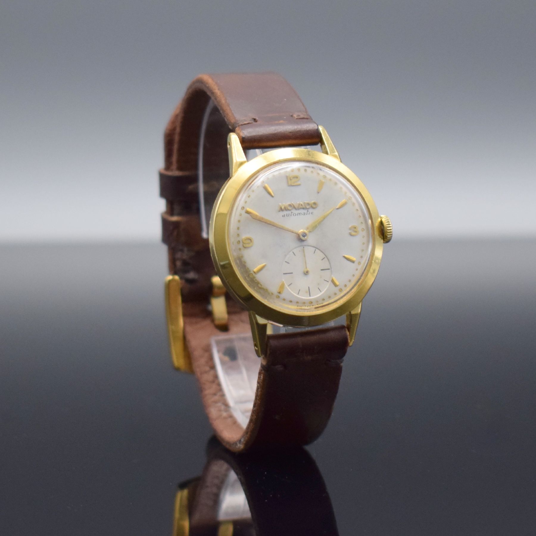Detail b: MOVADO Herrenarmbanduhr in GG 750/000 mit Hammerautomatik, Schweiz um 1950, Boden & Metallcuvette aufgedr., silb. Zifferbl. m. arab. Zahlen & gold. ...
