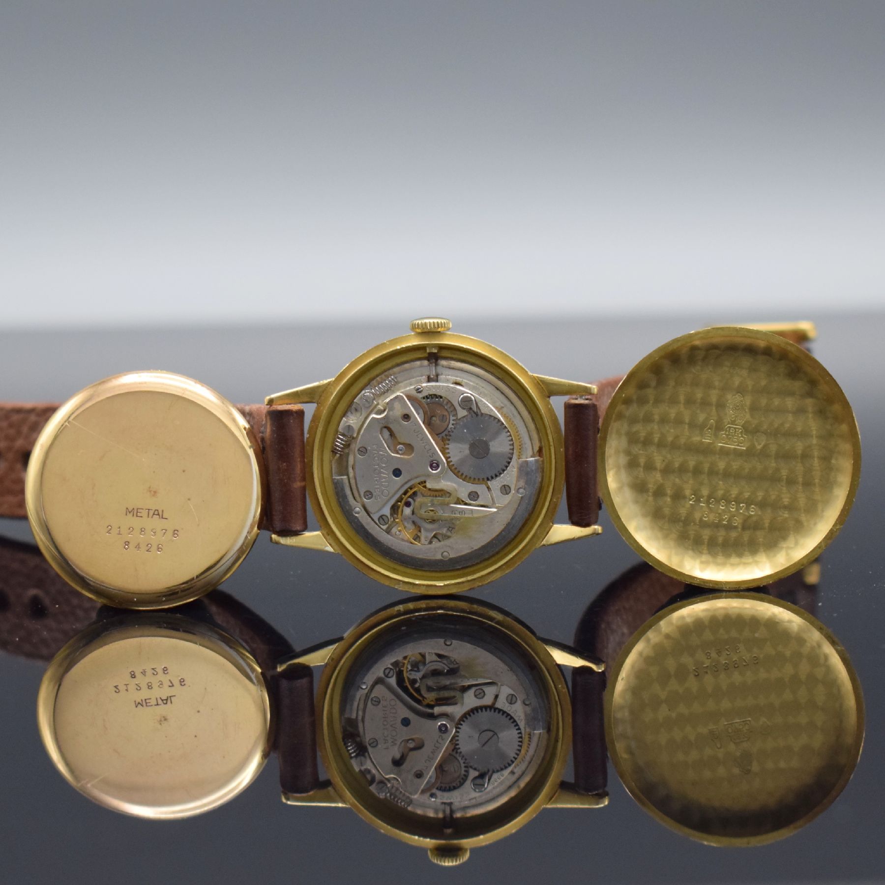 Detail d: MOVADO Herrenarmbanduhr in GG 750/000 mit Hammerautomatik, Schweiz um 1950, Boden & Metallcuvette aufgedr., silb. Zifferbl. m. arab. Zahlen & gold. ...