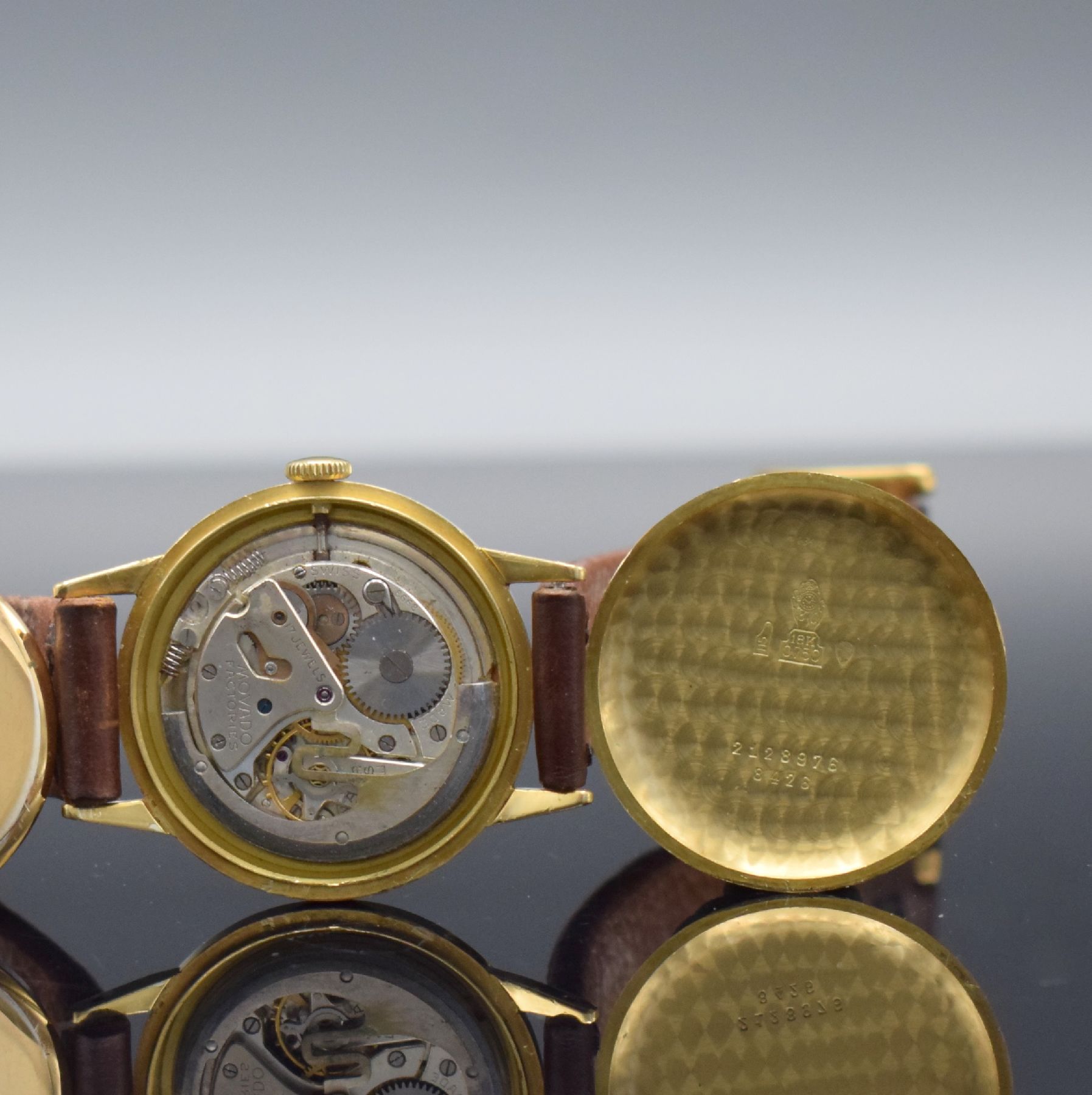 Detail e: MOVADO Herrenarmbanduhr in GG 750/000 mit Hammerautomatik, Schweiz um 1950, Boden & Metallcuvette aufgedr., silb. Zifferbl. m. arab. Zahlen & gold. ...