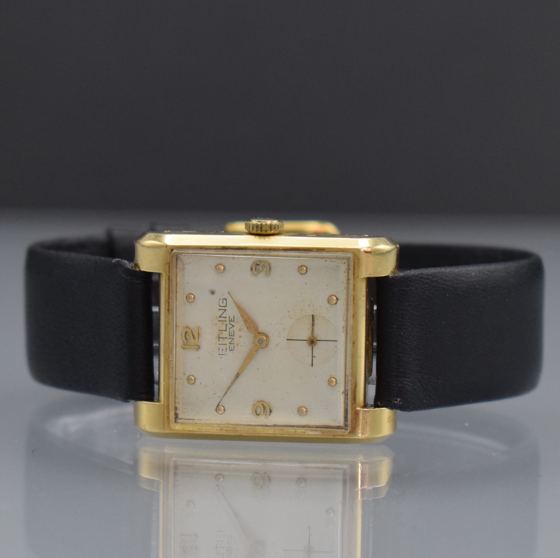 Rechteckige Armbanduhr in GG 750/000, Schweiz um 1940, Handaufzug, Boden aufgedr., silb. Zifferblatt mit Fehldruck, gold. arab. Zahlen, Ind. & ...