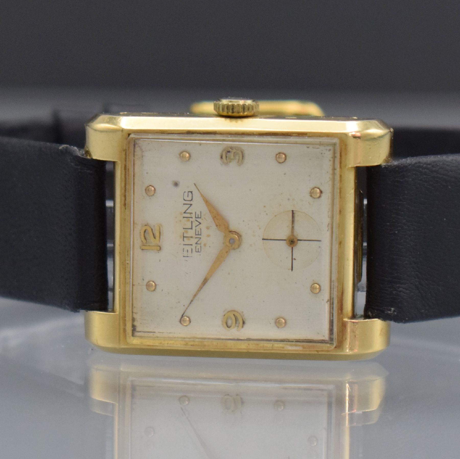 Detail a: Rechteckige Armbanduhr in GG 750/000, Schweiz um 1940, Handaufzug, Boden aufgedr., silb. Zifferblatt mit Fehldruck, gold. arab. Zahlen, Ind. & ...