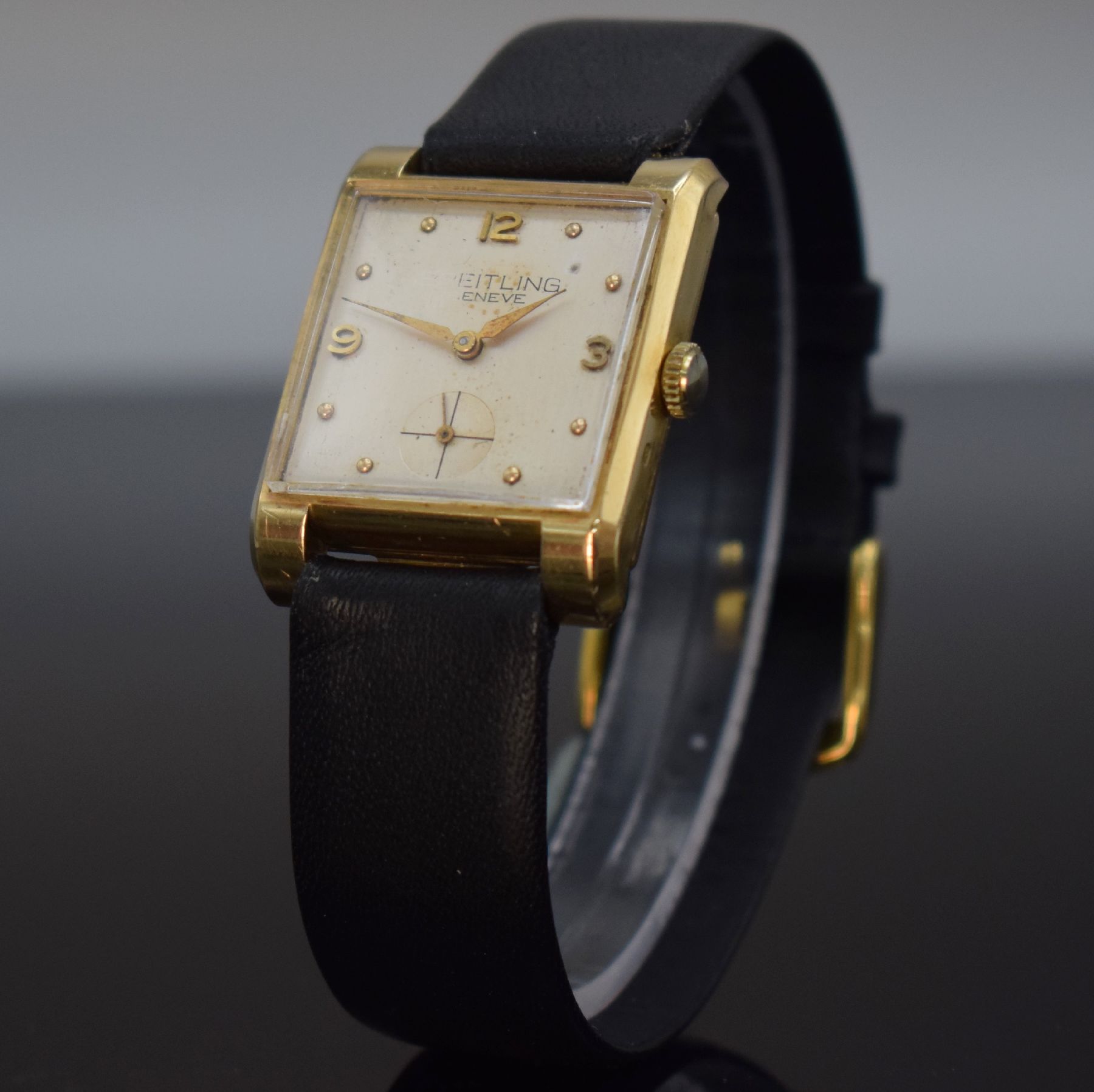 Detail b: Rechteckige Armbanduhr in GG 750/000, Schweiz um 1940, Handaufzug, Boden aufgedr., silb. Zifferblatt mit Fehldruck, gold. arab. Zahlen, Ind. & ...
