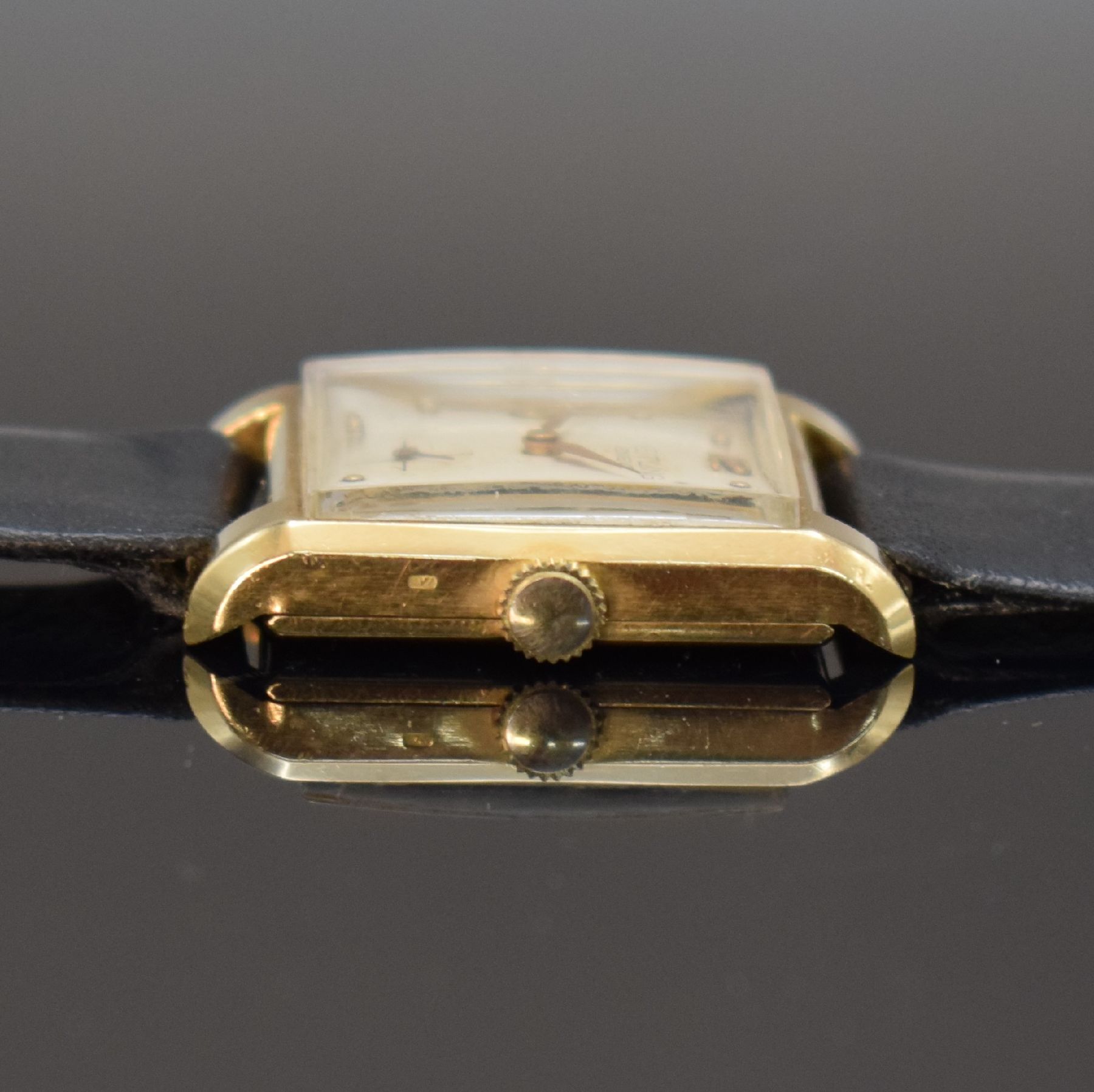 Detail c: Rechteckige Armbanduhr in GG 750/000, Schweiz um 1940, Handaufzug, Boden aufgedr., silb. Zifferblatt mit Fehldruck, gold. arab. Zahlen, Ind. & ...