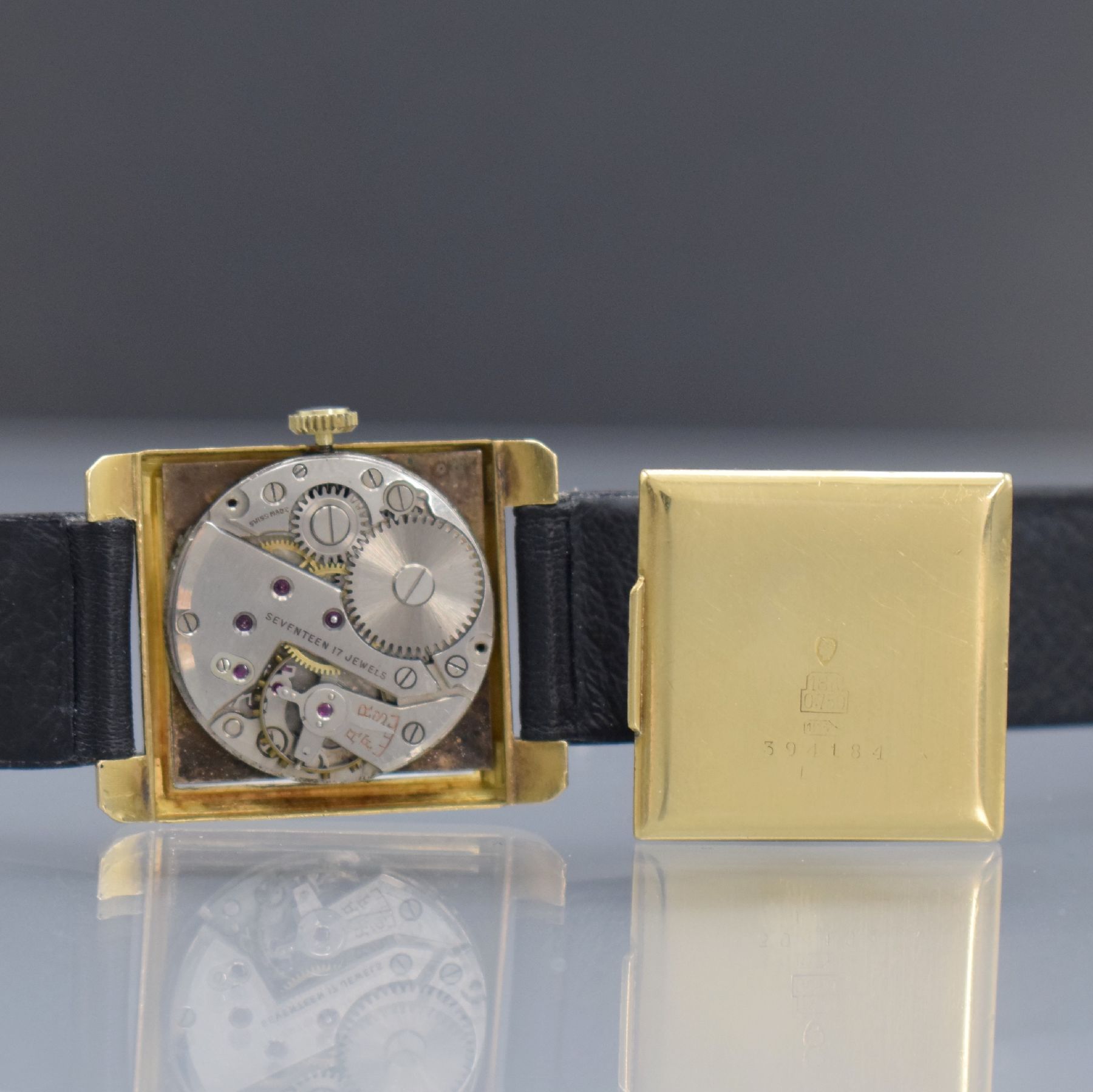 Detail d: Rechteckige Armbanduhr in GG 750/000, Schweiz um 1940, Handaufzug, Boden aufgedr., silb. Zifferblatt mit Fehldruck, gold. arab. Zahlen, Ind. & ...