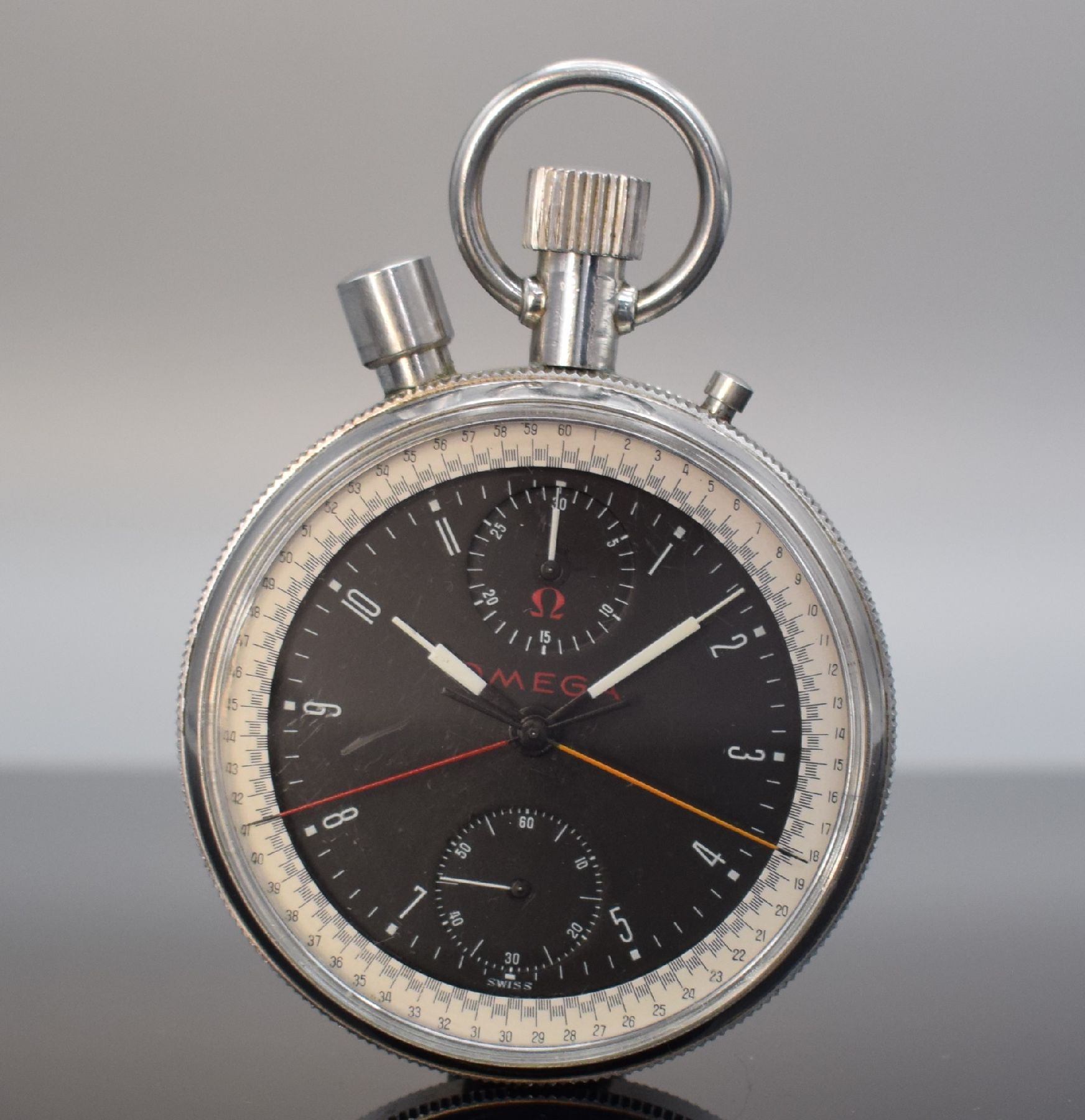 Detail d: OMEGA seltener Olympia Chronograph Rattrapante Kal. 205 mit Observatoriums-Zertifikat, Schweiz um 1956, poliertes Stahlgehäuse Ref. CK 1155, Boden & ...