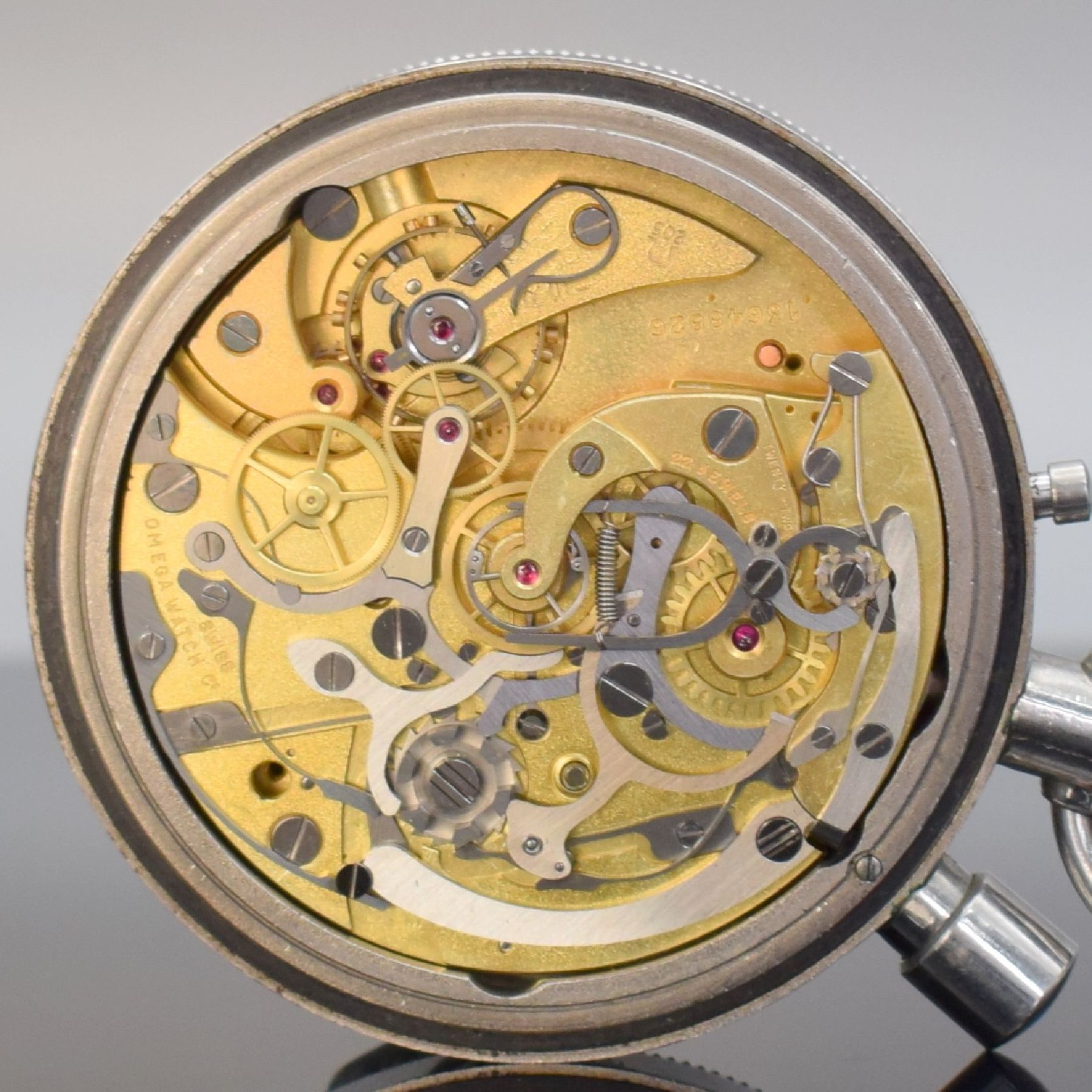 Detail l: OMEGA seltener Olympia Chronograph Rattrapante Kal. 205 mit Observatoriums-Zertifikat, Schweiz um 1956, poliertes Stahlgehäuse Ref. CK 1155, Boden & ...