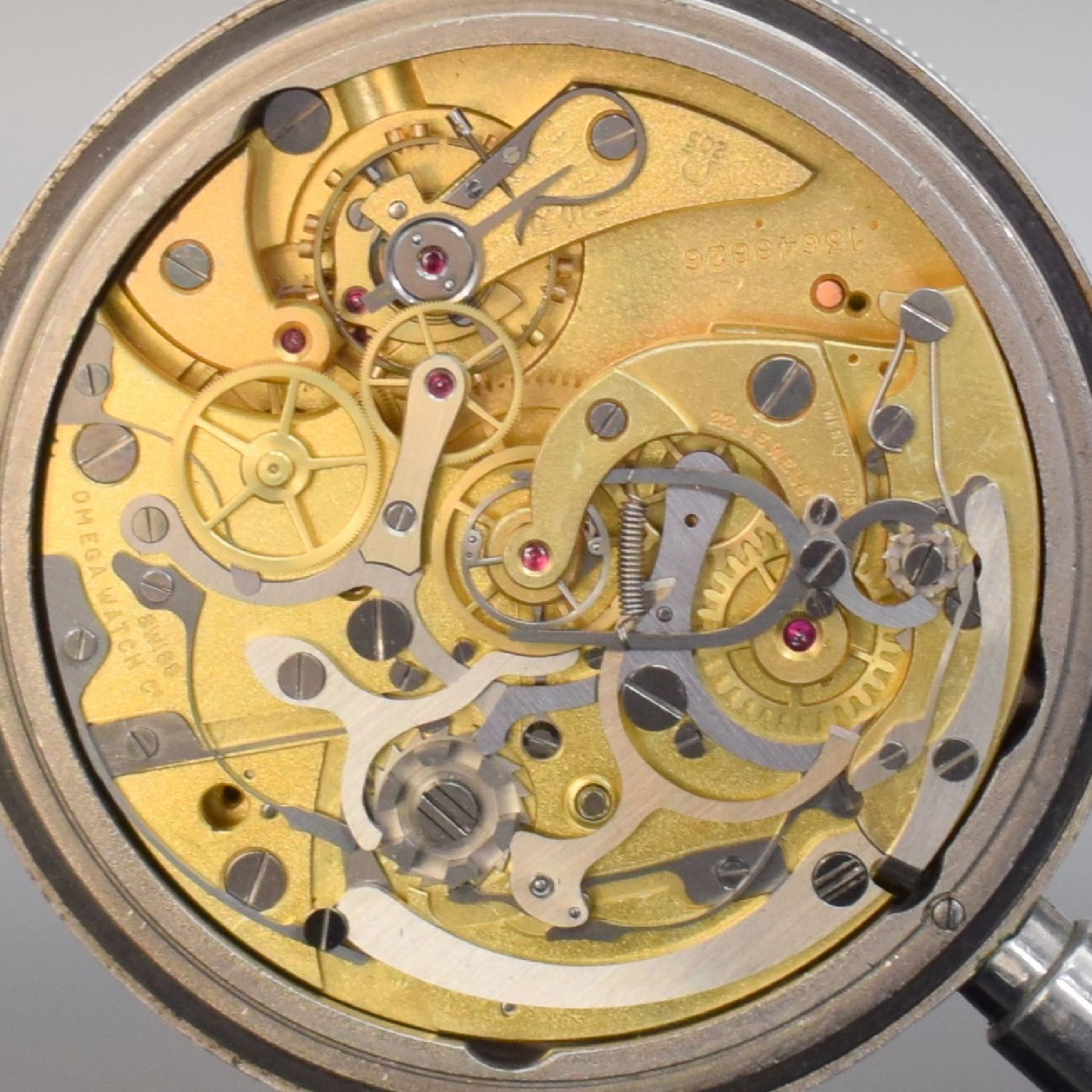 Detail m: OMEGA seltener Olympia Chronograph Rattrapante Kal. 205 mit Observatoriums-Zertifikat, Schweiz um 1956, poliertes Stahlgehäuse Ref. CK 1155, Boden & ...