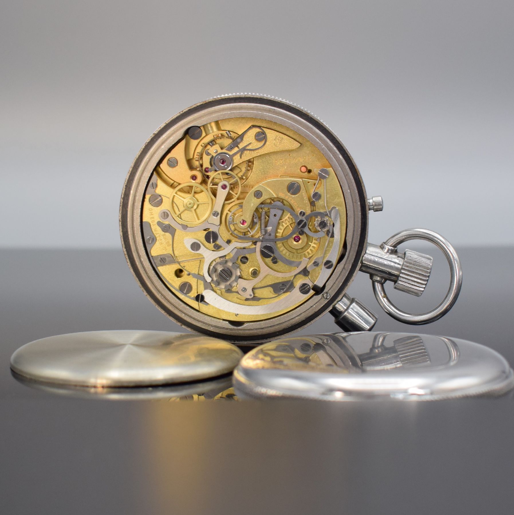 Detail n: OMEGA seltener Olympia Chronograph Rattrapante Kal. 205 mit Observatoriums-Zertifikat, Schweiz um 1956, poliertes Stahlgehäuse Ref. CK 1155, Boden & ...