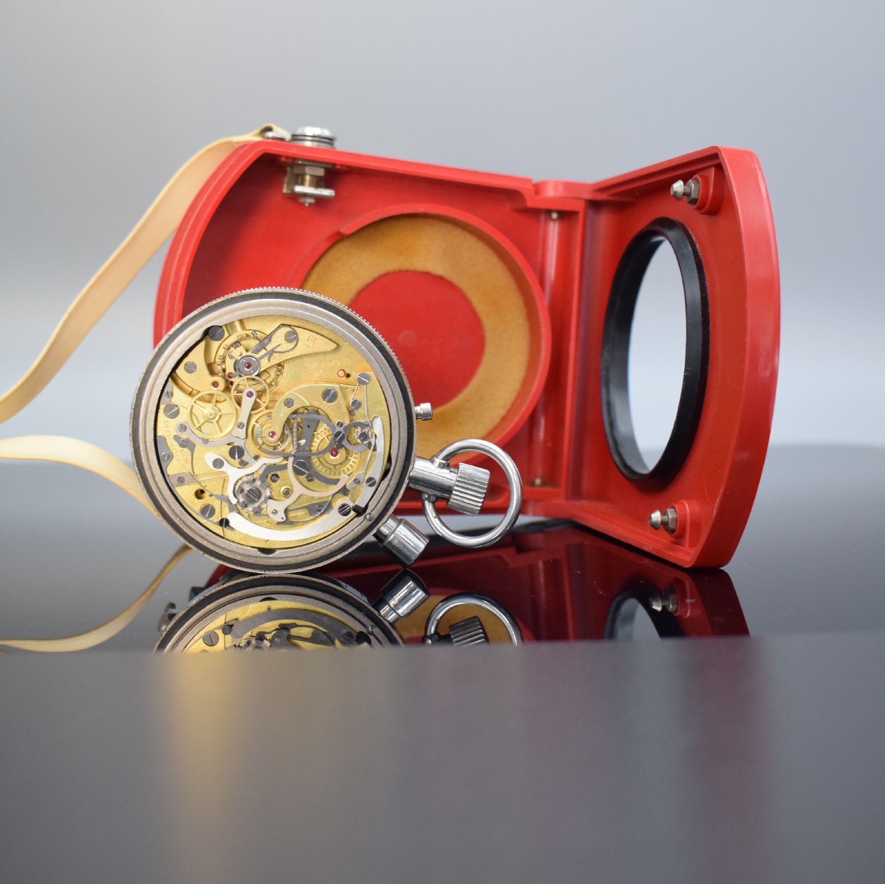 Detail o: OMEGA seltener Olympia Chronograph Rattrapante Kal. 205 mit Observatoriums-Zertifikat, Schweiz um 1956, poliertes Stahlgehäuse Ref. CK 1155, Boden & ...